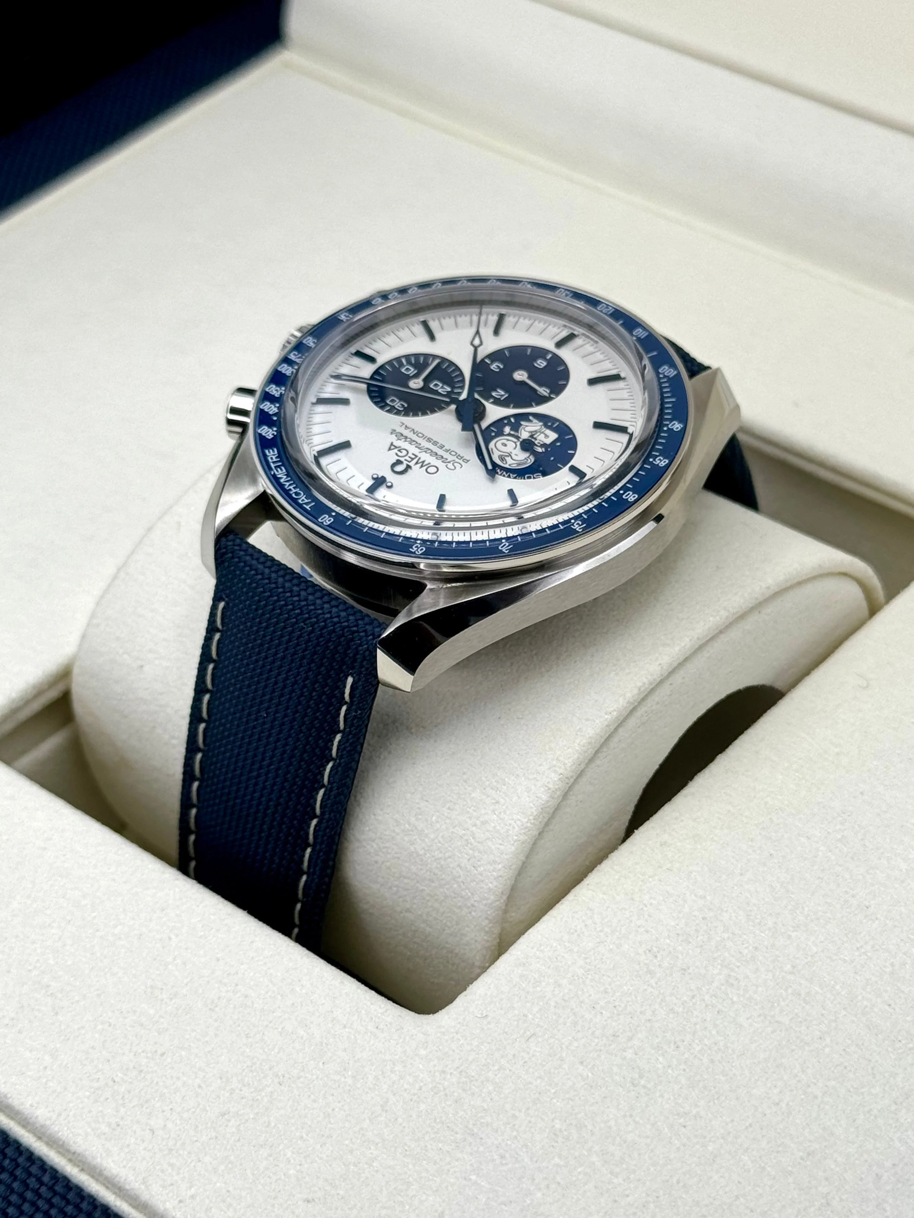 NEW 2024 Omega Speedmaster Silver Snoopy Award 310.32.42.50.02.001 - Image 7