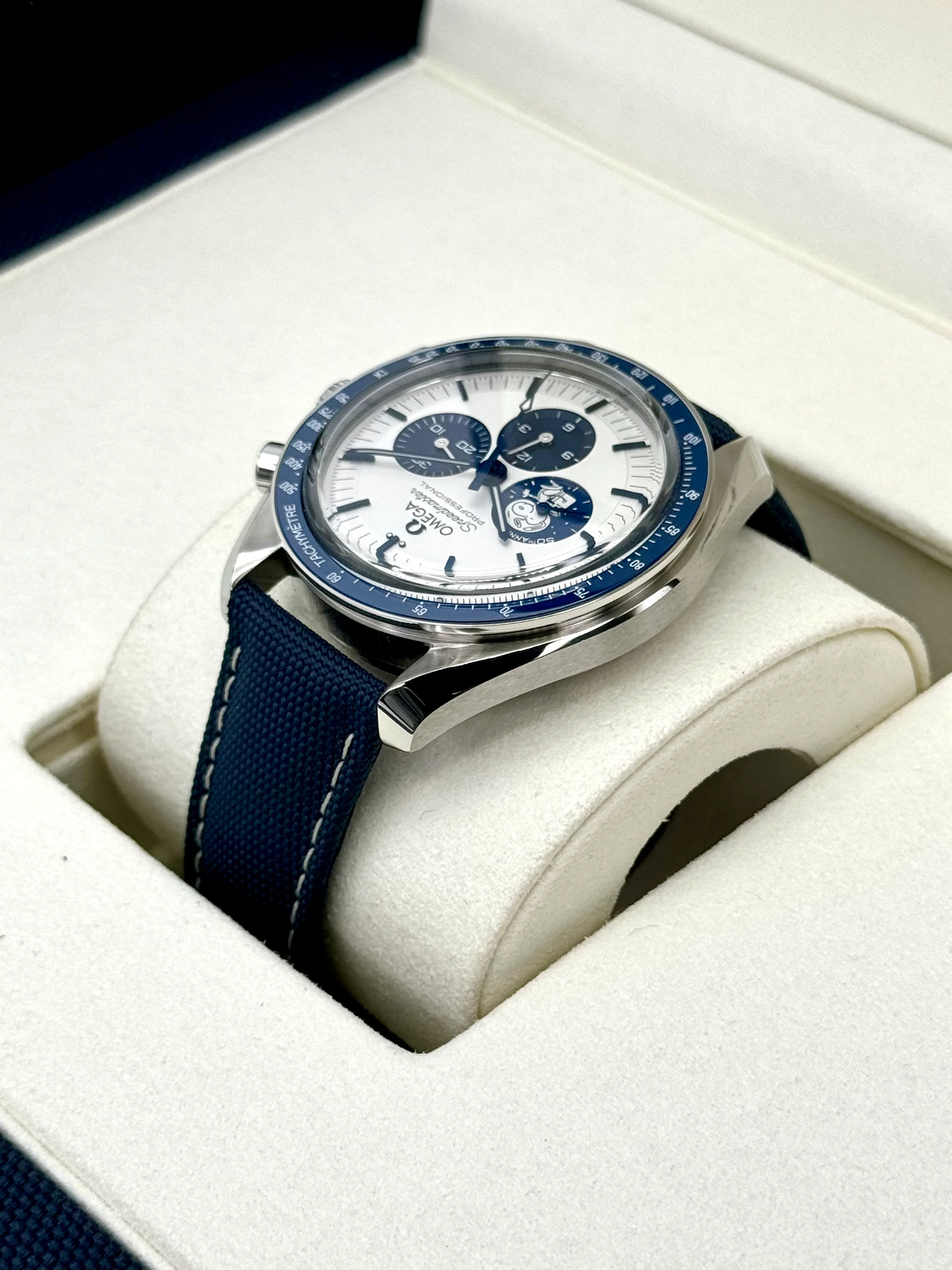 NEW 2024 Omega Speedmaster Silver Snoopy Award 310.32.42.50.02.001 - Image 7