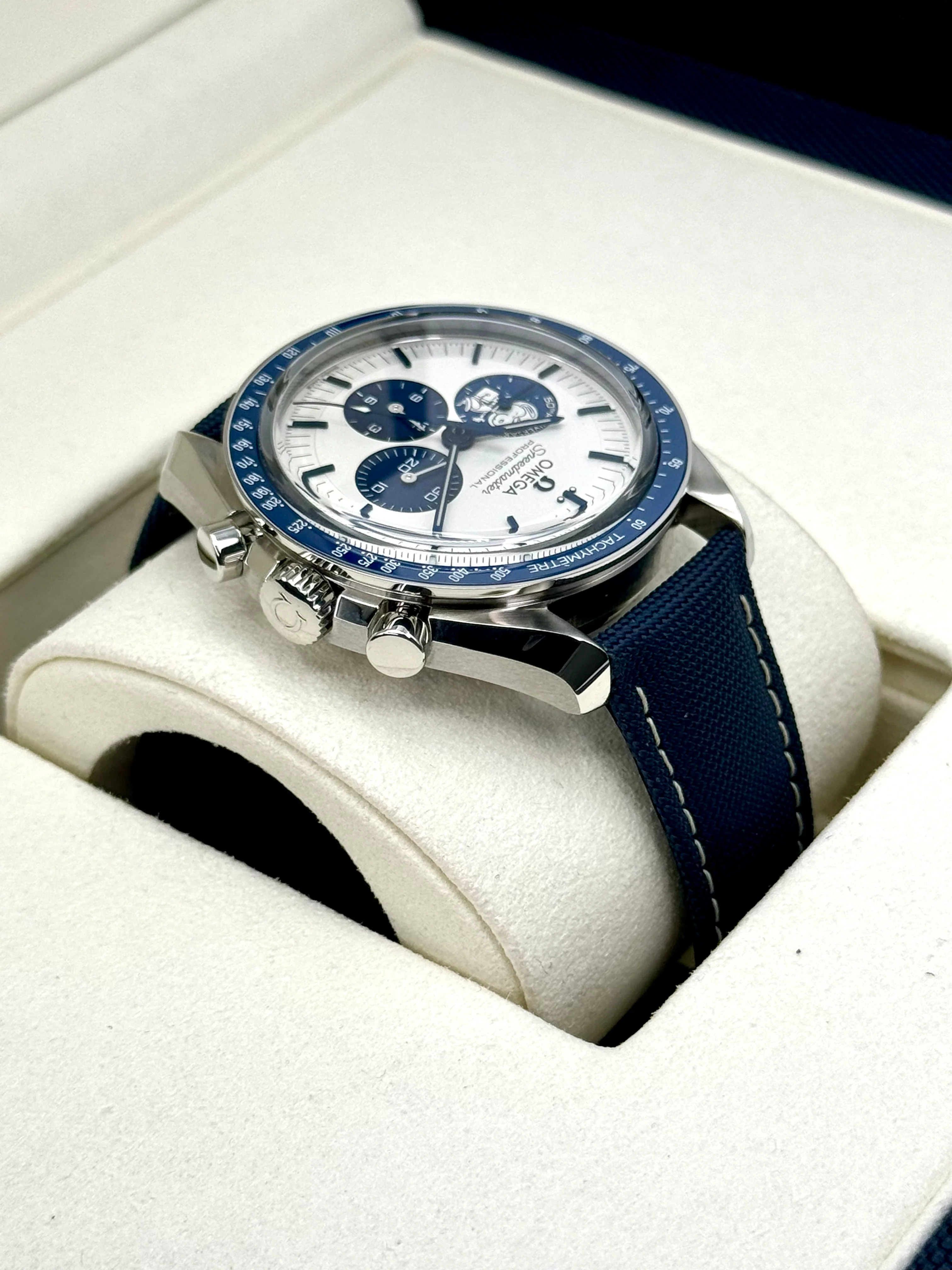 NEW 2024 Omega Speedmaster Silver Snoopy Award 310.32.42.50.02.001 - Image 8