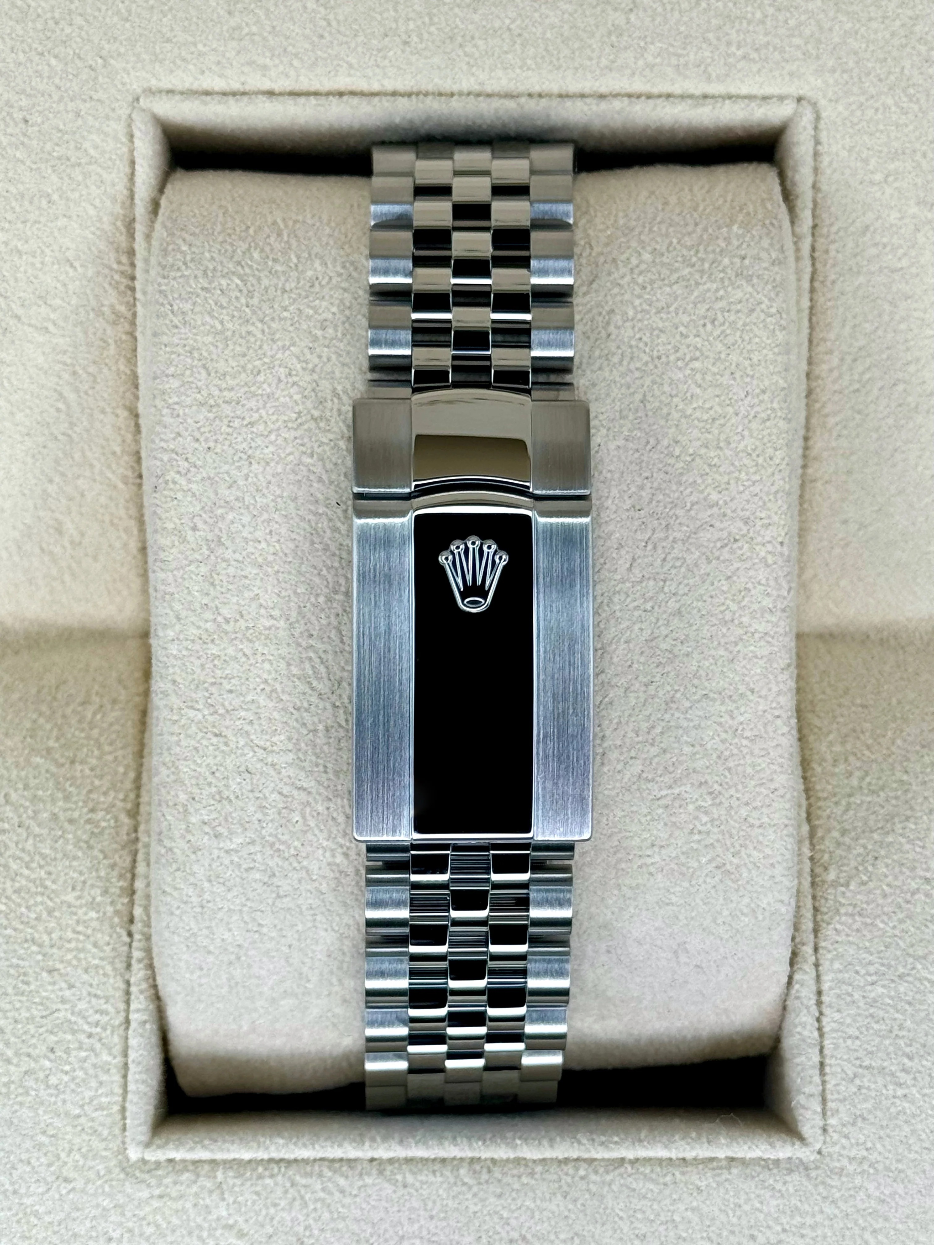 2024 Rolex Datejust 36mm 126234 Stainless Steel Jubilee Green Dial - Image 2
