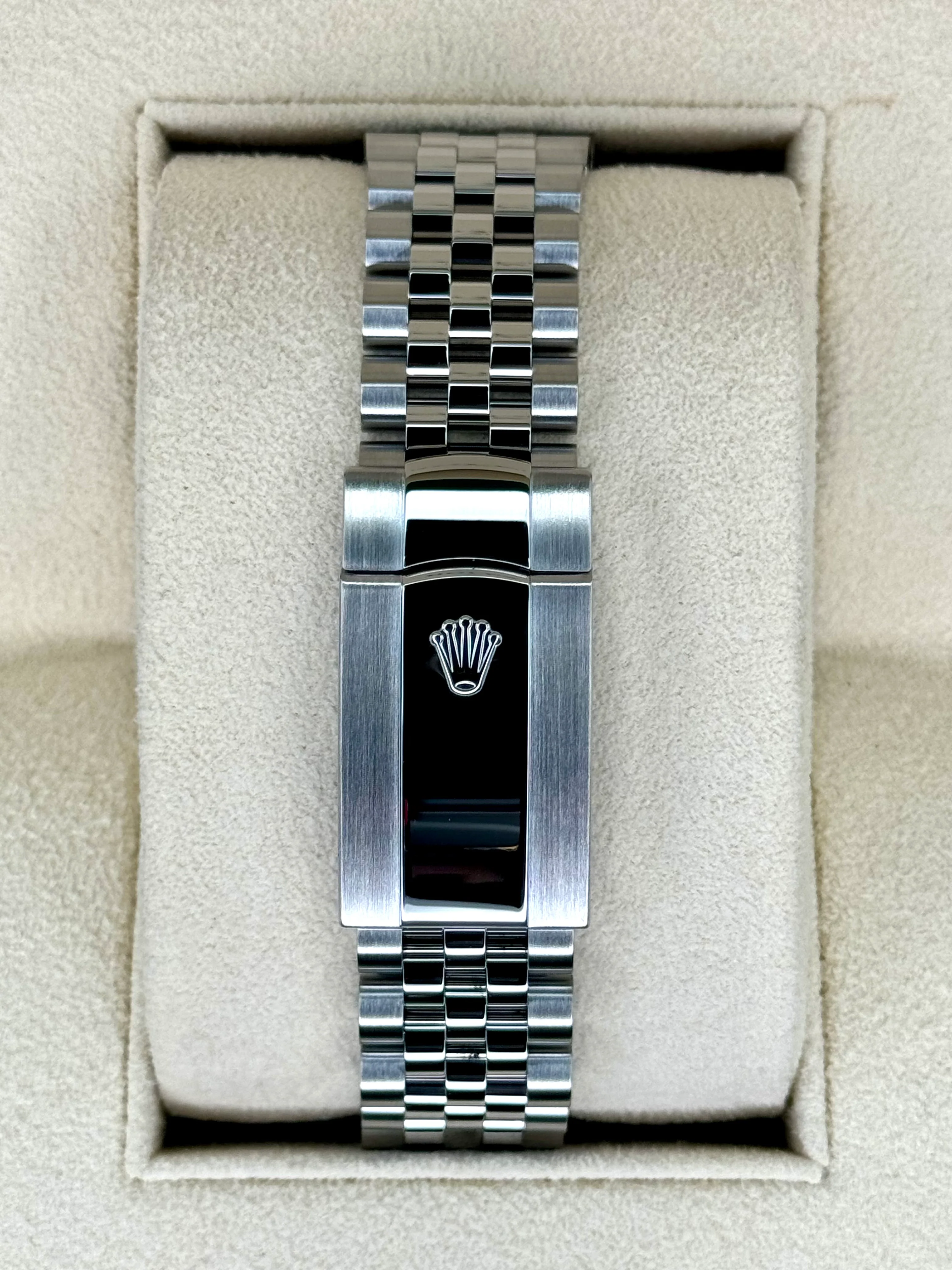 2022 Rolex Datejust 41mm 126300 Stainless Steel Jubilee Blue Motif Dial - Image 2