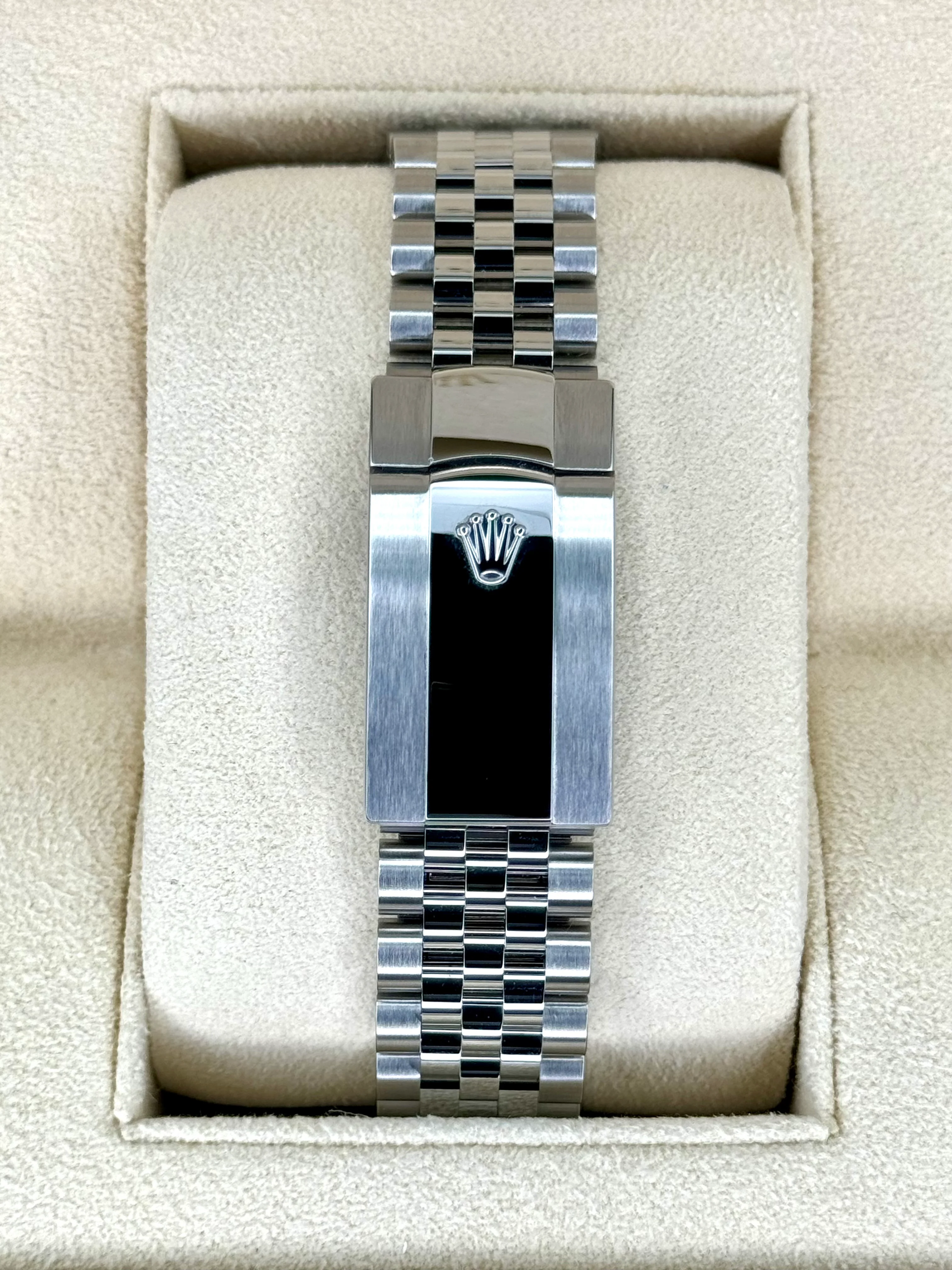 NEW 2024 Rolex Datejust 41mm 126300 Jubilee Green Motif Dial - Image 2