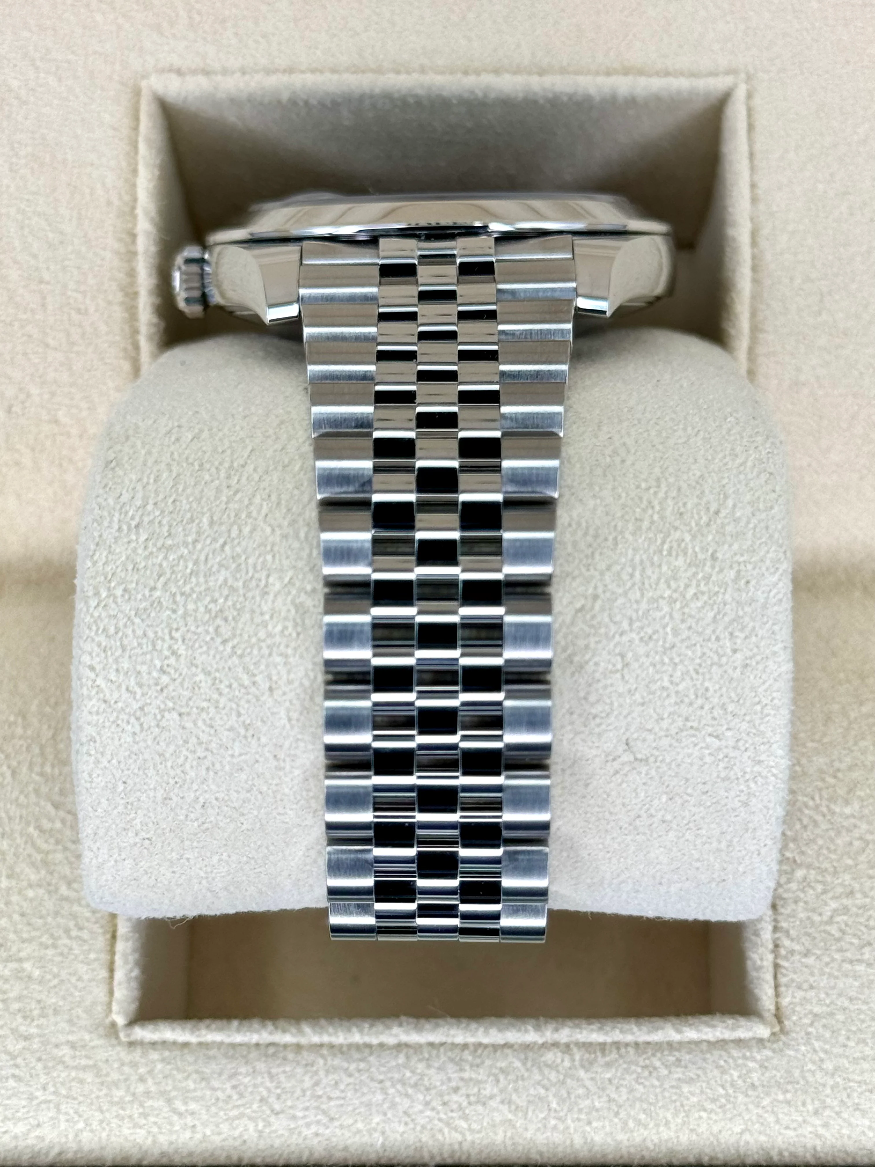 NEW 2024 Rolex Datejust 41mm 126300 Jubilee Green Motif Dial - Image 4