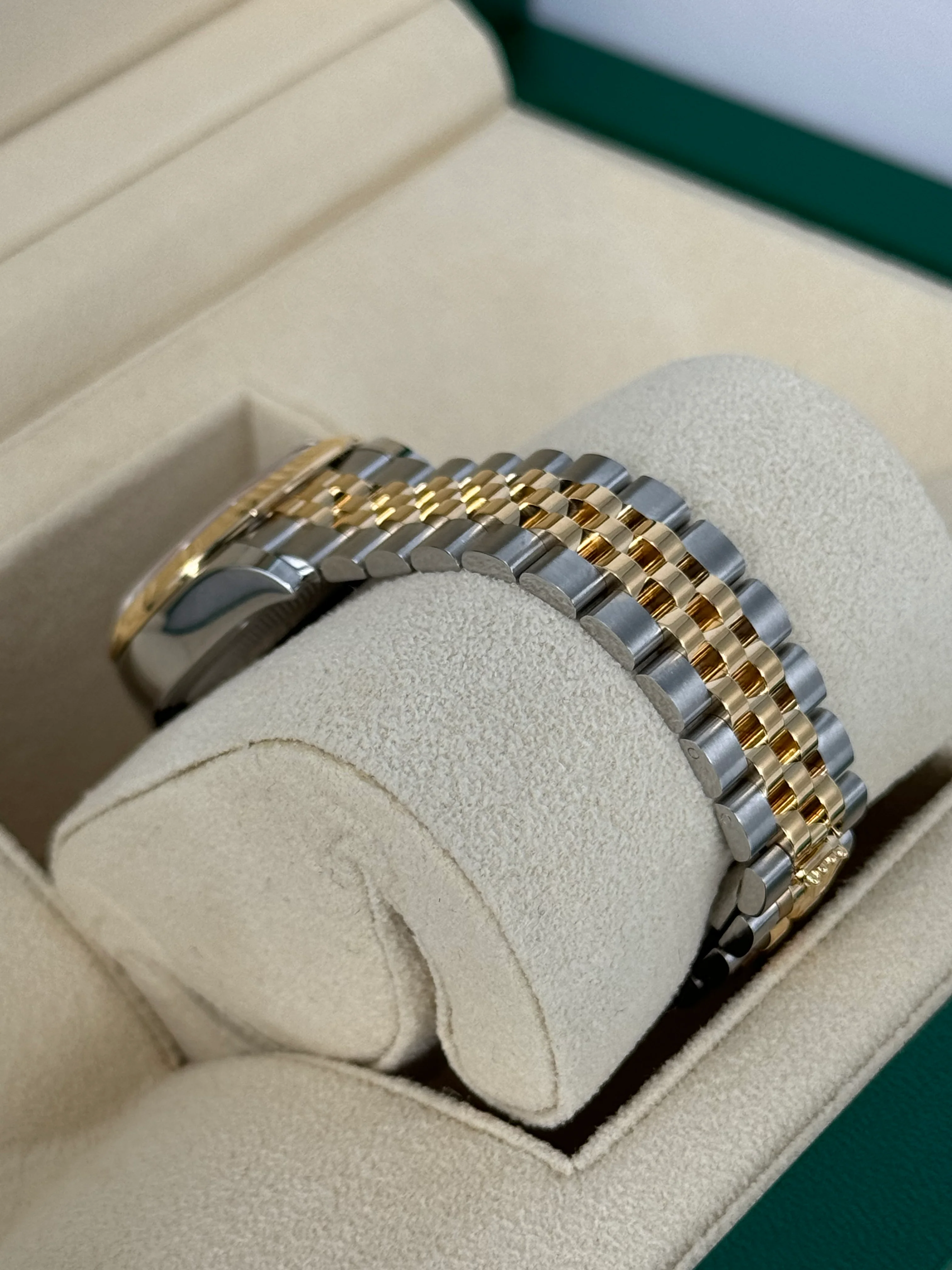 NEW 2025 Rolex Lady Datejust 28mm 279173 Jubilee Champagne Dial - Image 6