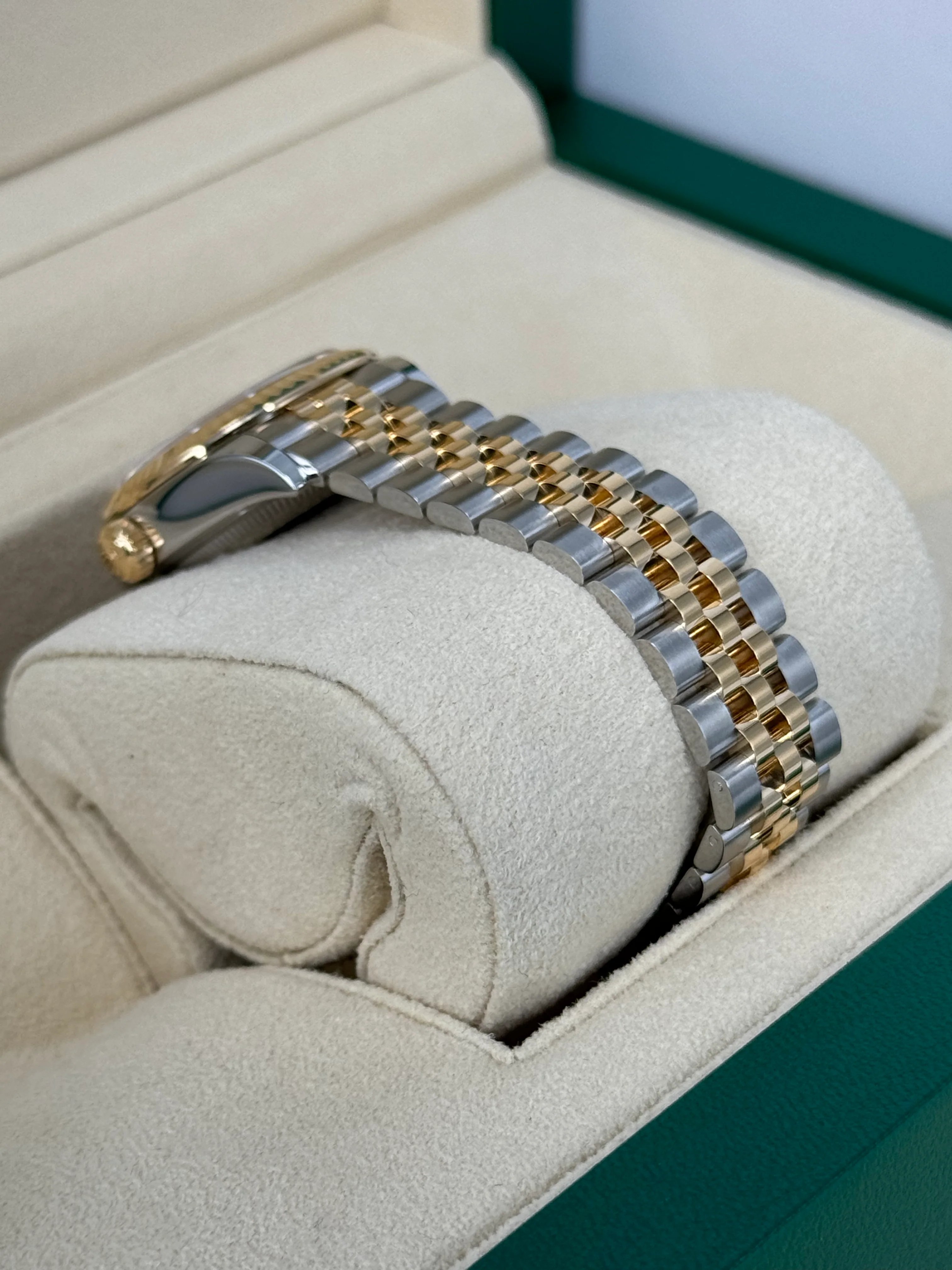 NEW 2025 Rolex Lady Datejust 28mm 279173 Jubilee Champagne Dial - Image 8