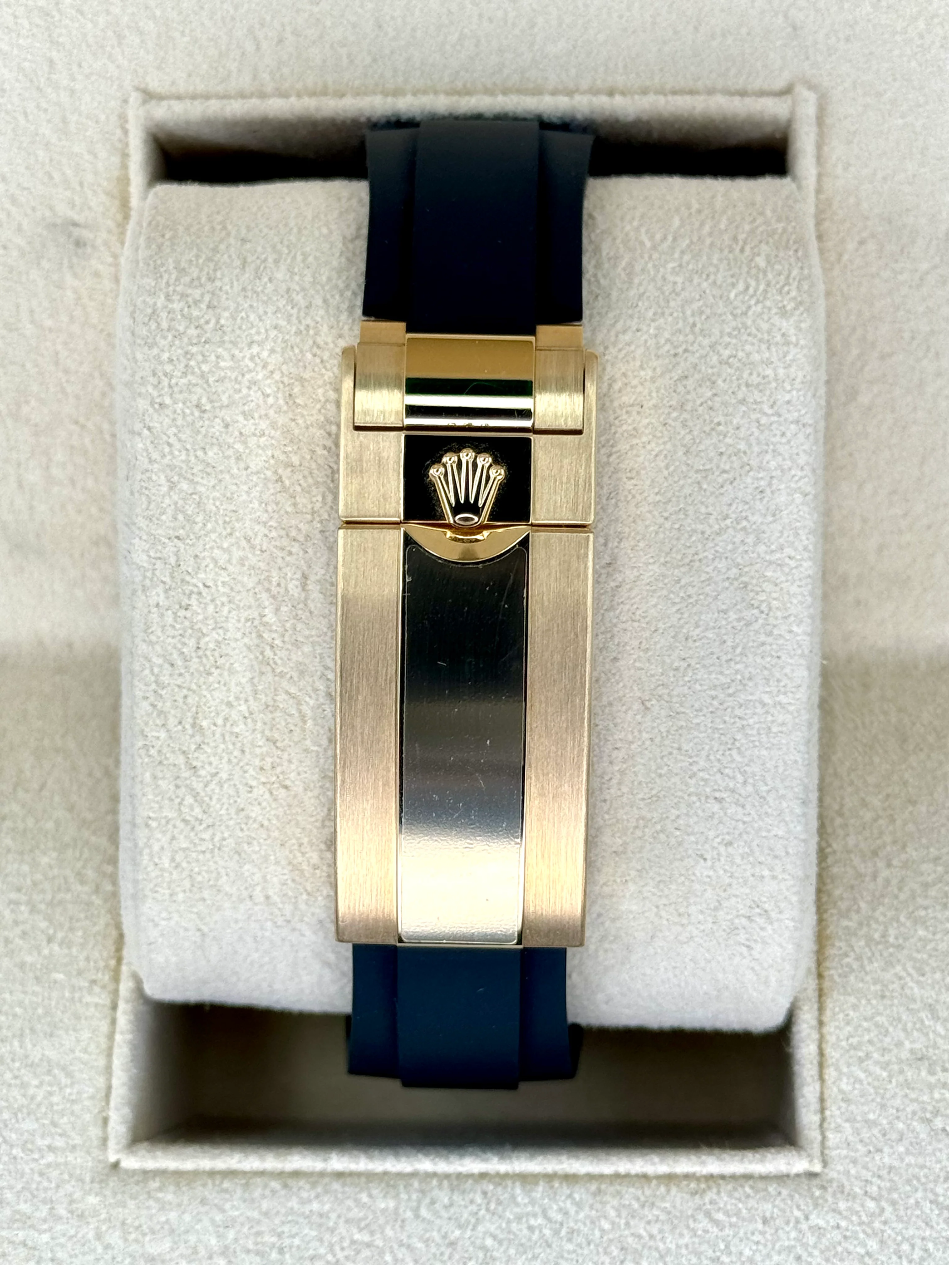 NEW 2024 Rolex Yacht-Master 42mm 226658 Gold Oysterflex Black Dial - Image 2