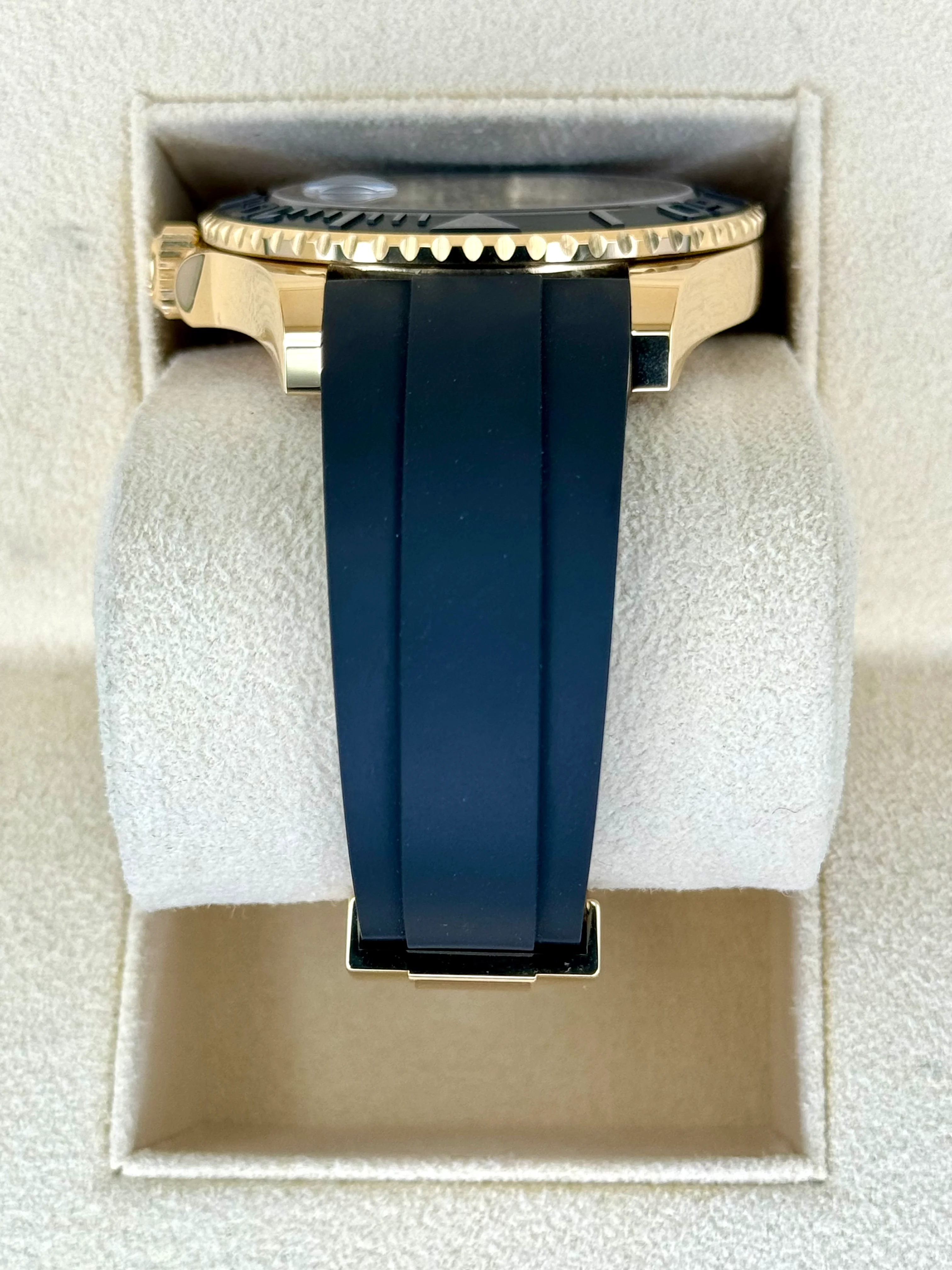 NEW 2024 Rolex Yacht-Master 42mm 226658 Gold Oysterflex Black Dial - Image 4