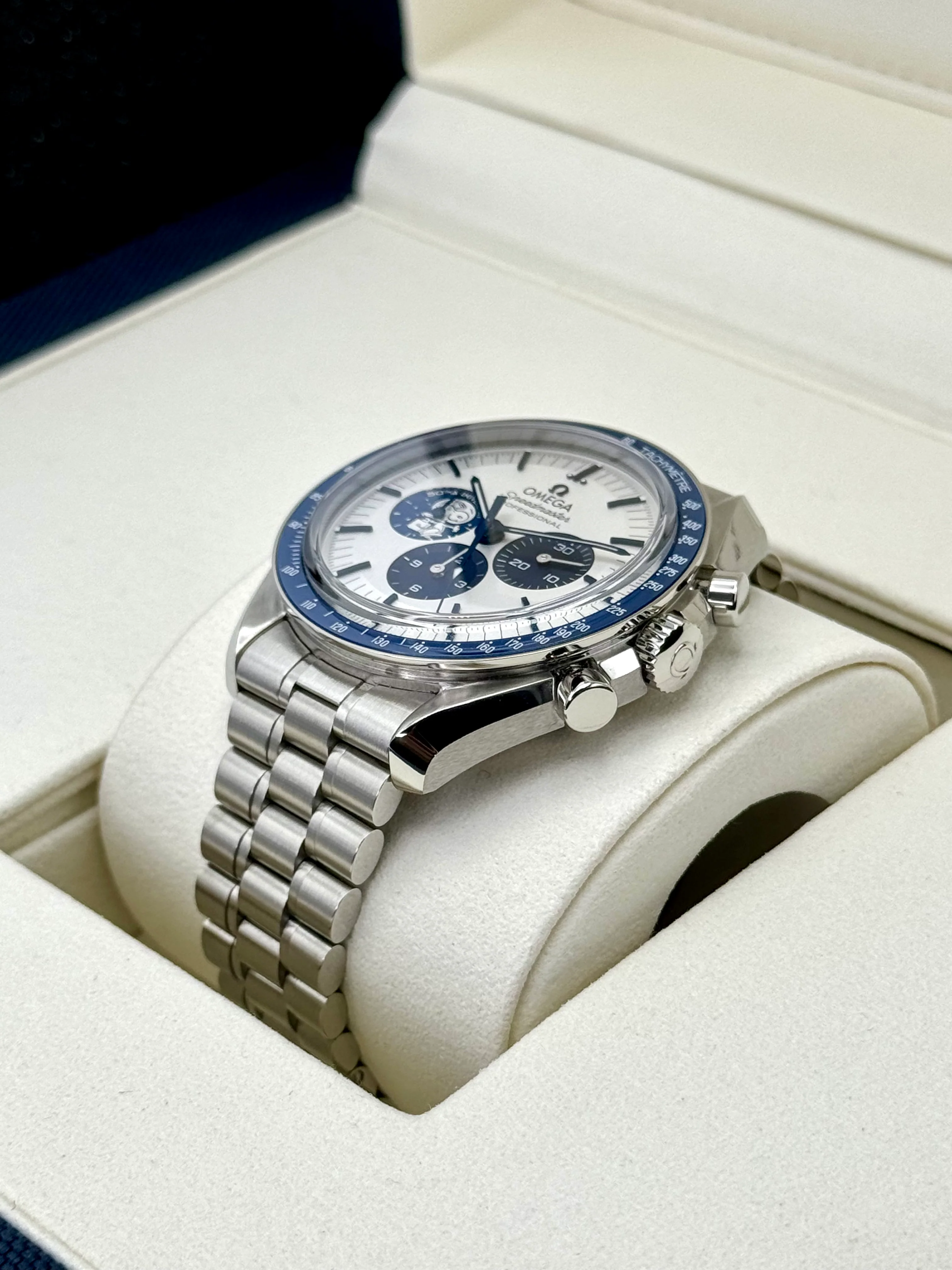 NEW 2024 Omega Speedmaster Silver Snoopy Award 310.32.42.50.02.001 - Image 5