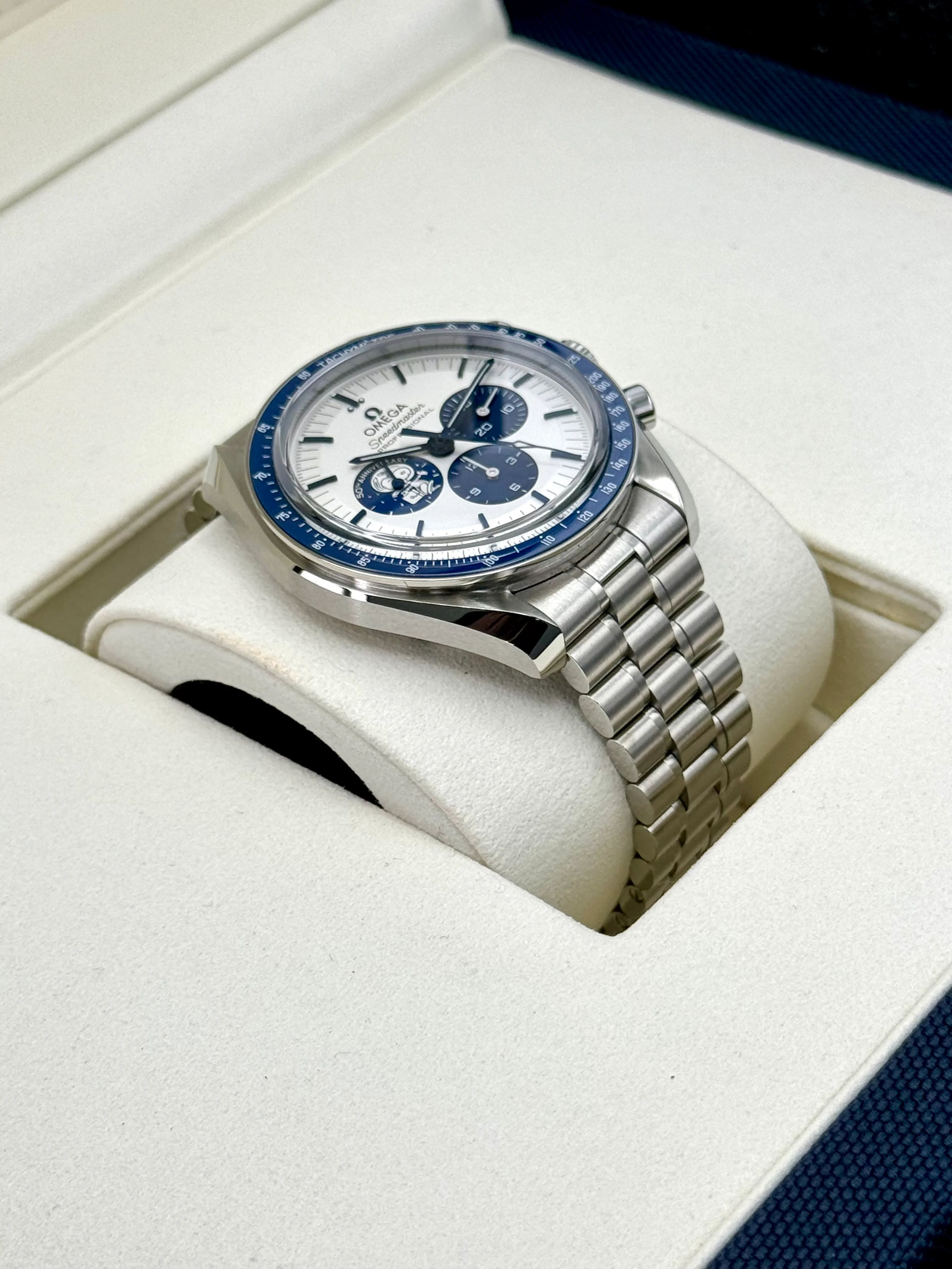 NEW 2024 Omega Speedmaster Silver Snoopy Award 310.32.42.50.02.001 - Image 6