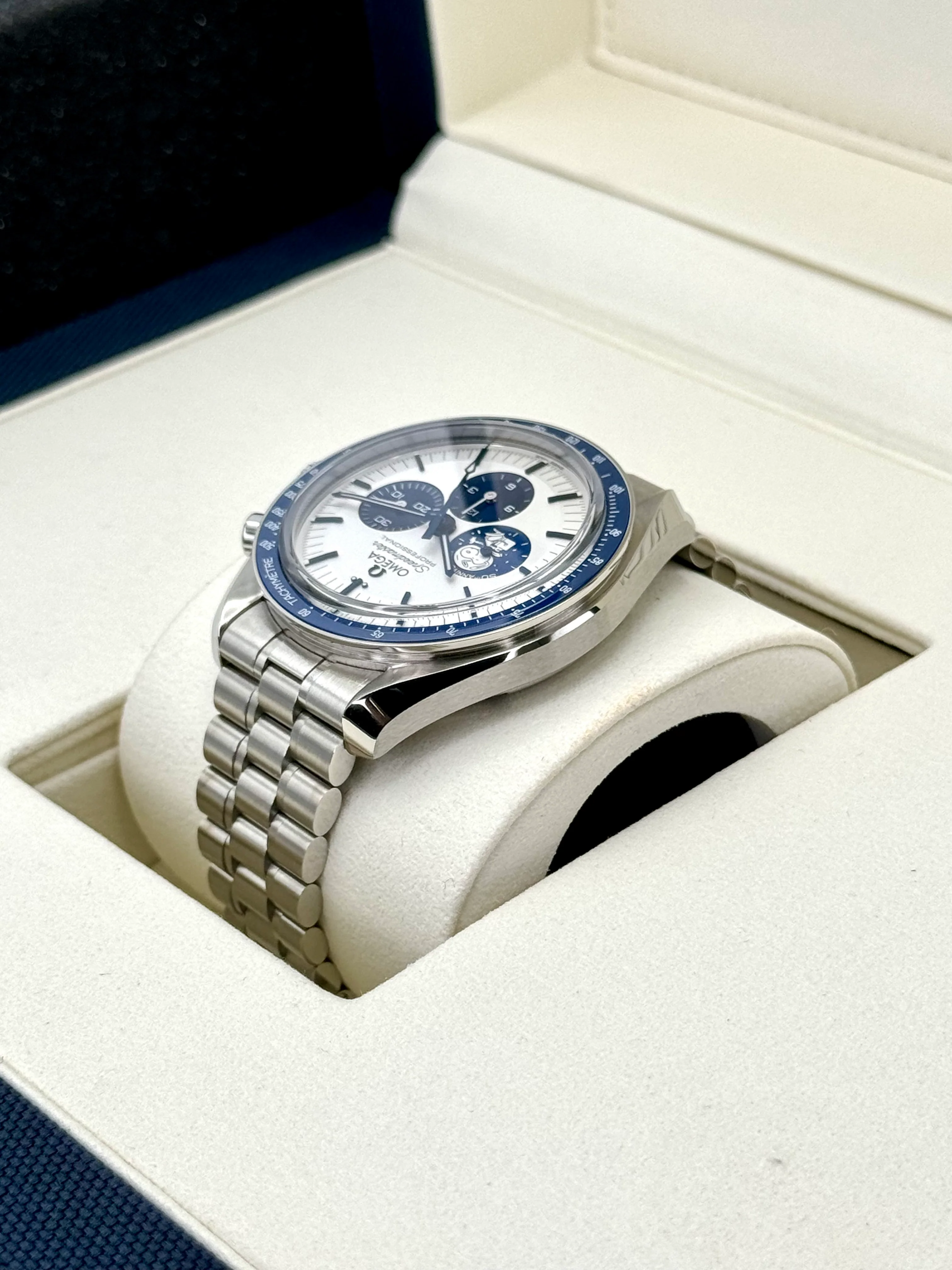 NEW 2024 Omega Speedmaster Silver Snoopy Award 310.32.42.50.02.001 - Image 7