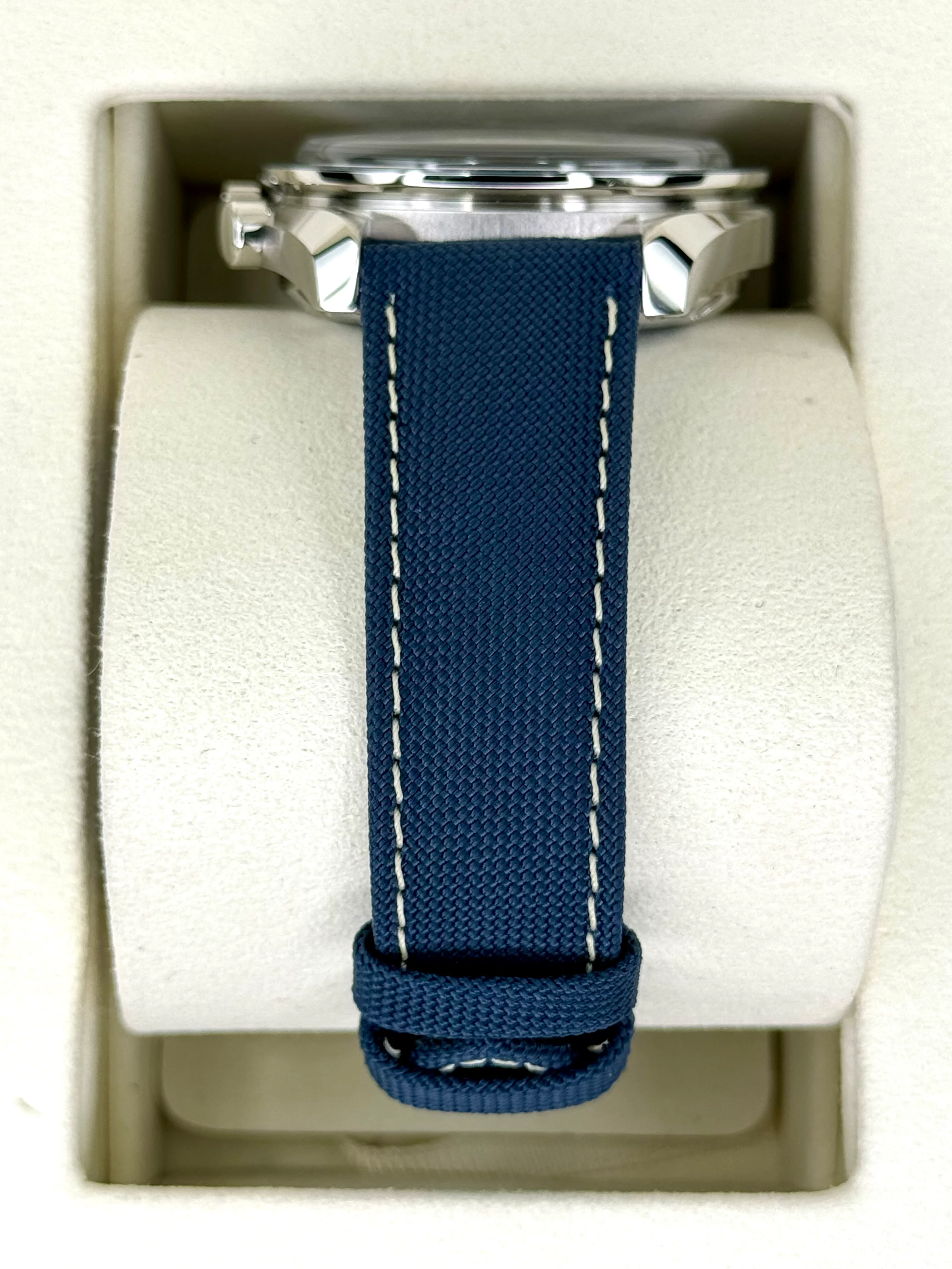 NEW 2023 Omega Speedmaster Silver Snoopy Award 310.32.42.50.02.001 - Image 4