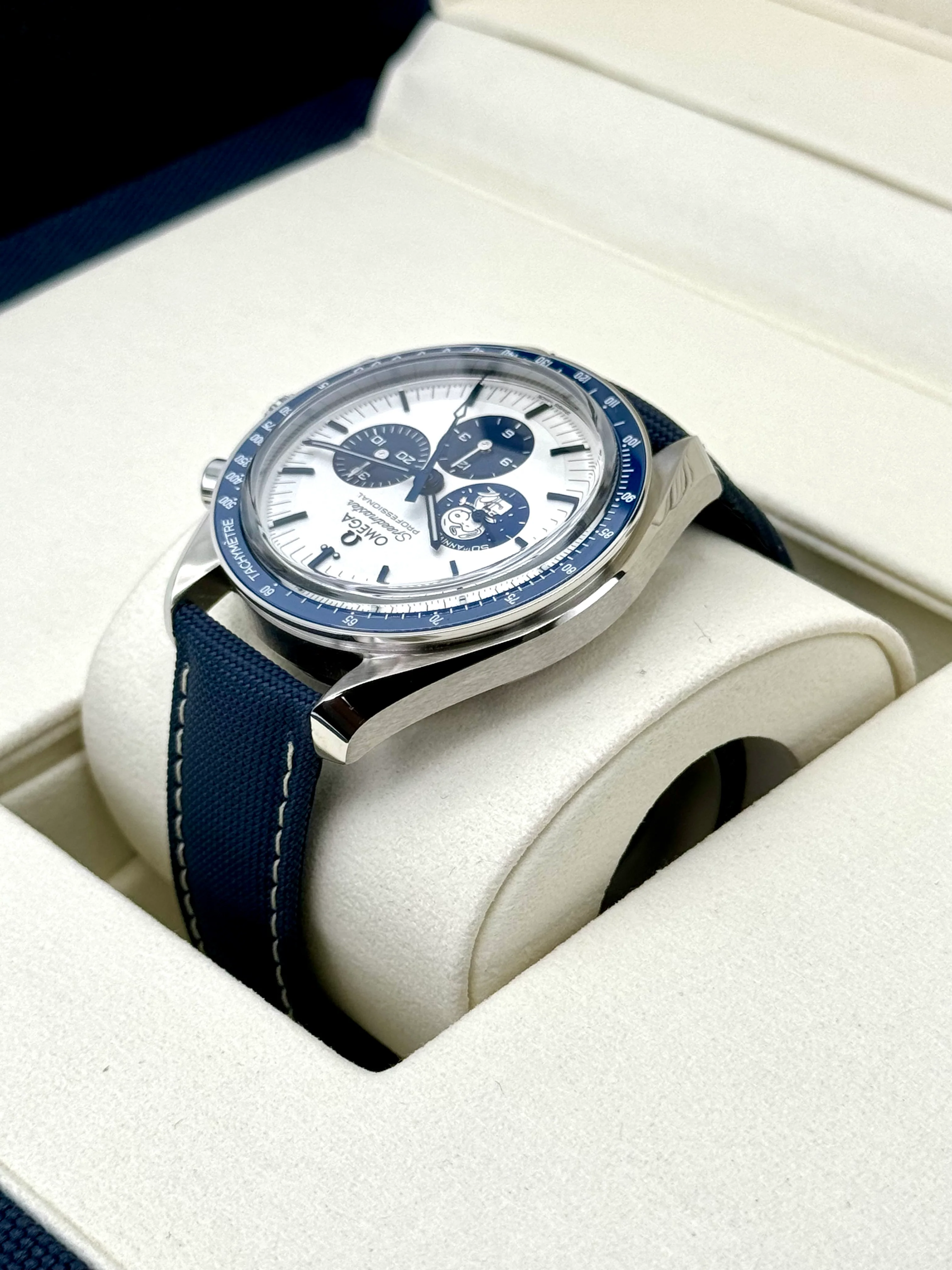 NEW 2023 Omega Speedmaster Silver Snoopy Award 310.32.42.50.02.001 - Image 7