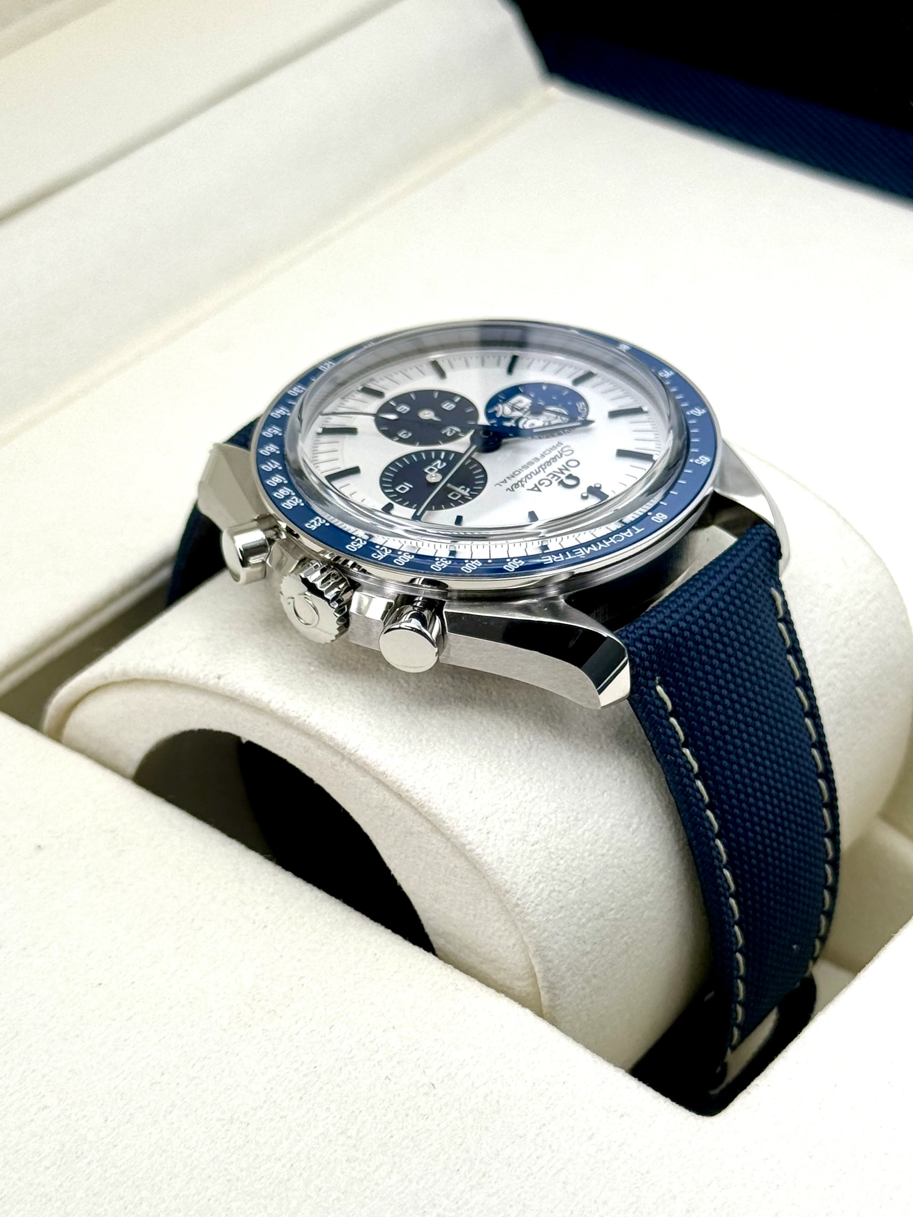NEW 2023 Omega Speedmaster Silver Snoopy Award 310.32.42.50.02.001 - Image 8