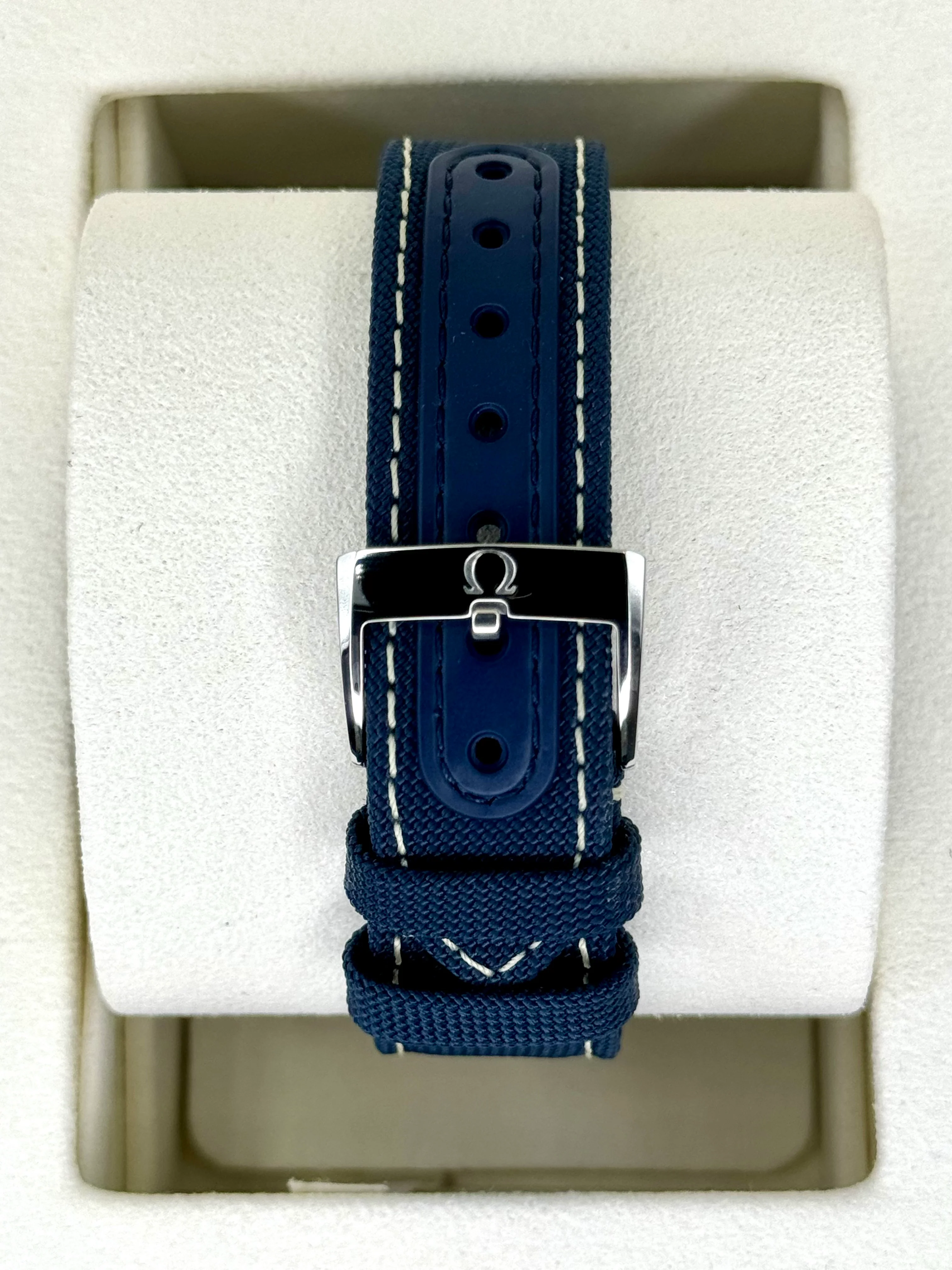 NEW 2024 Omegas Speedmaster Silver Snoopy Award 310.32.42.50.02.001 - Image 2