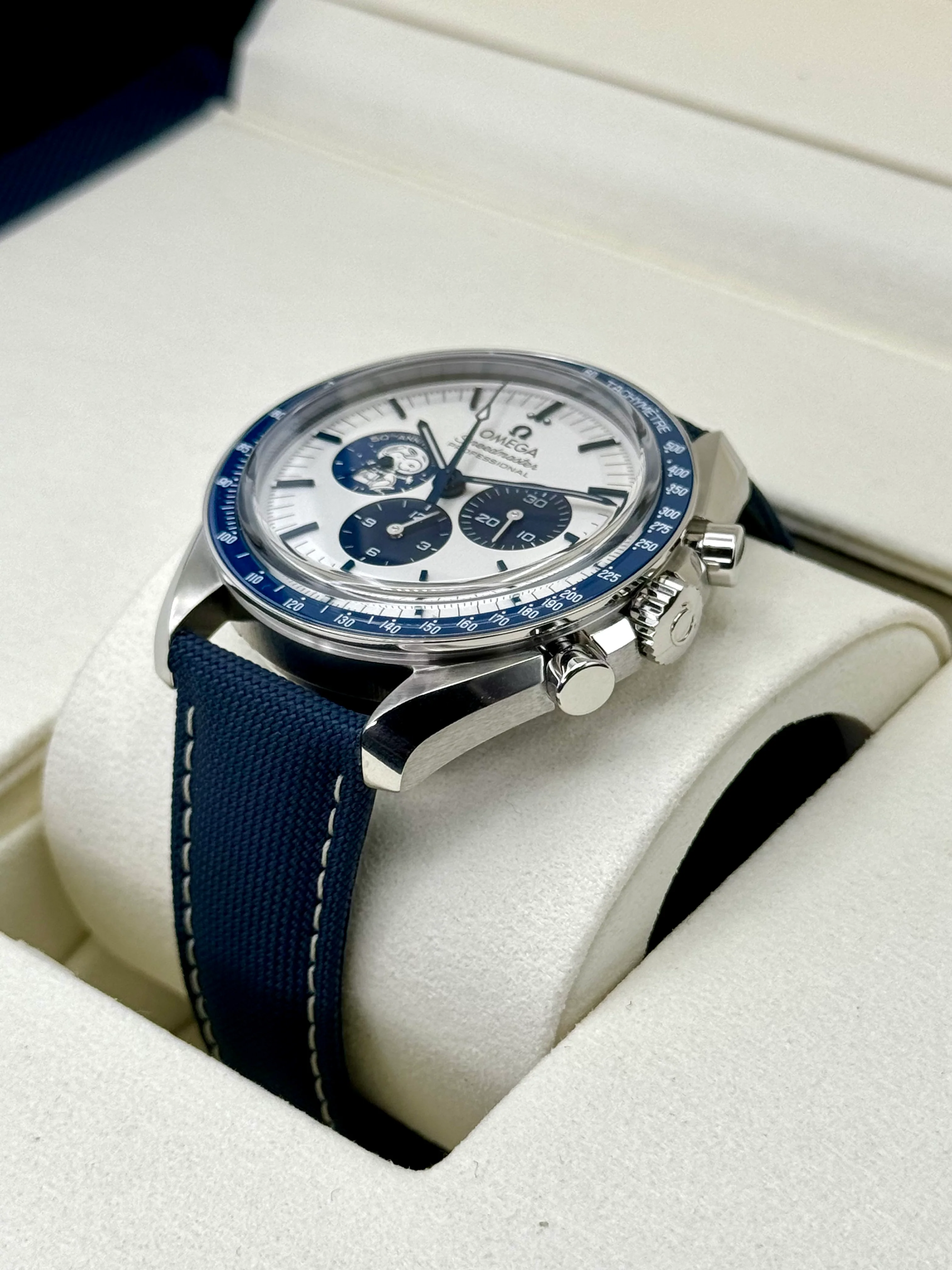 NEW 2024 Omegas Speedmaster Silver Snoopy Award 310.32.42.50.02.001 - Image 5