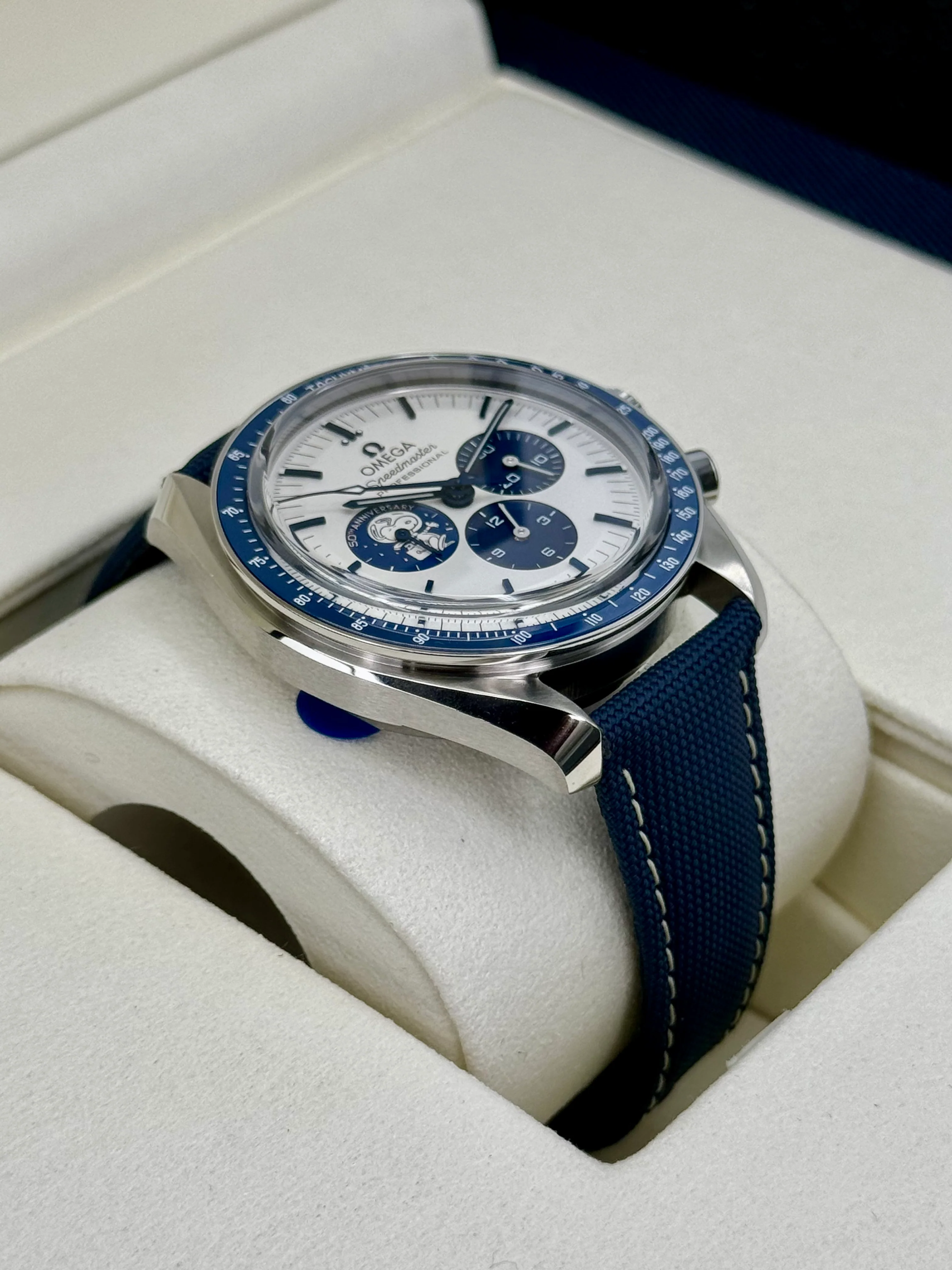 NEW 2024 Omegas Speedmaster Silver Snoopy Award 310.32.42.50.02.001 - Image 6