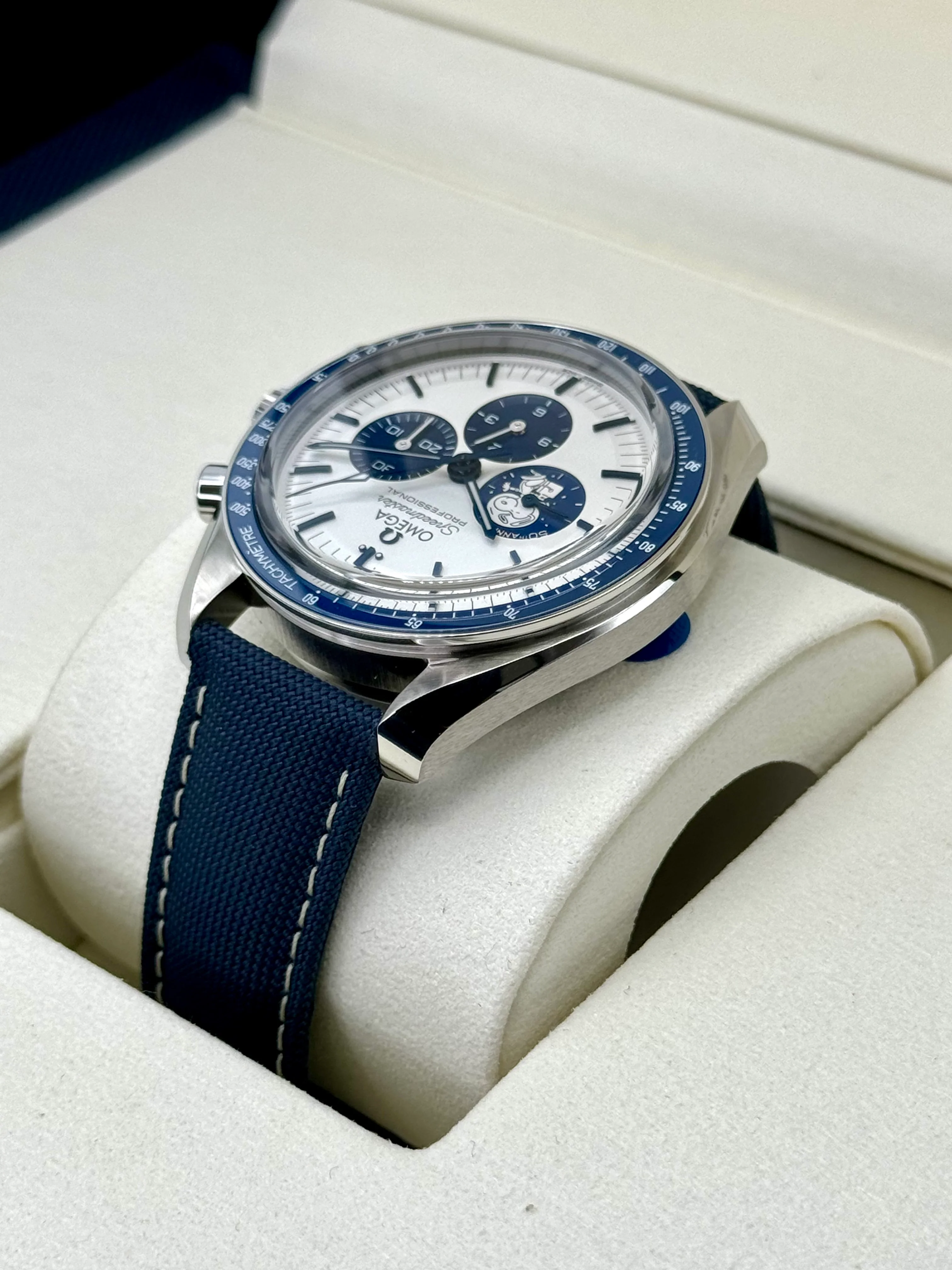 NEW 2024 Omegas Speedmaster Silver Snoopy Award 310.32.42.50.02.001 - Image 7