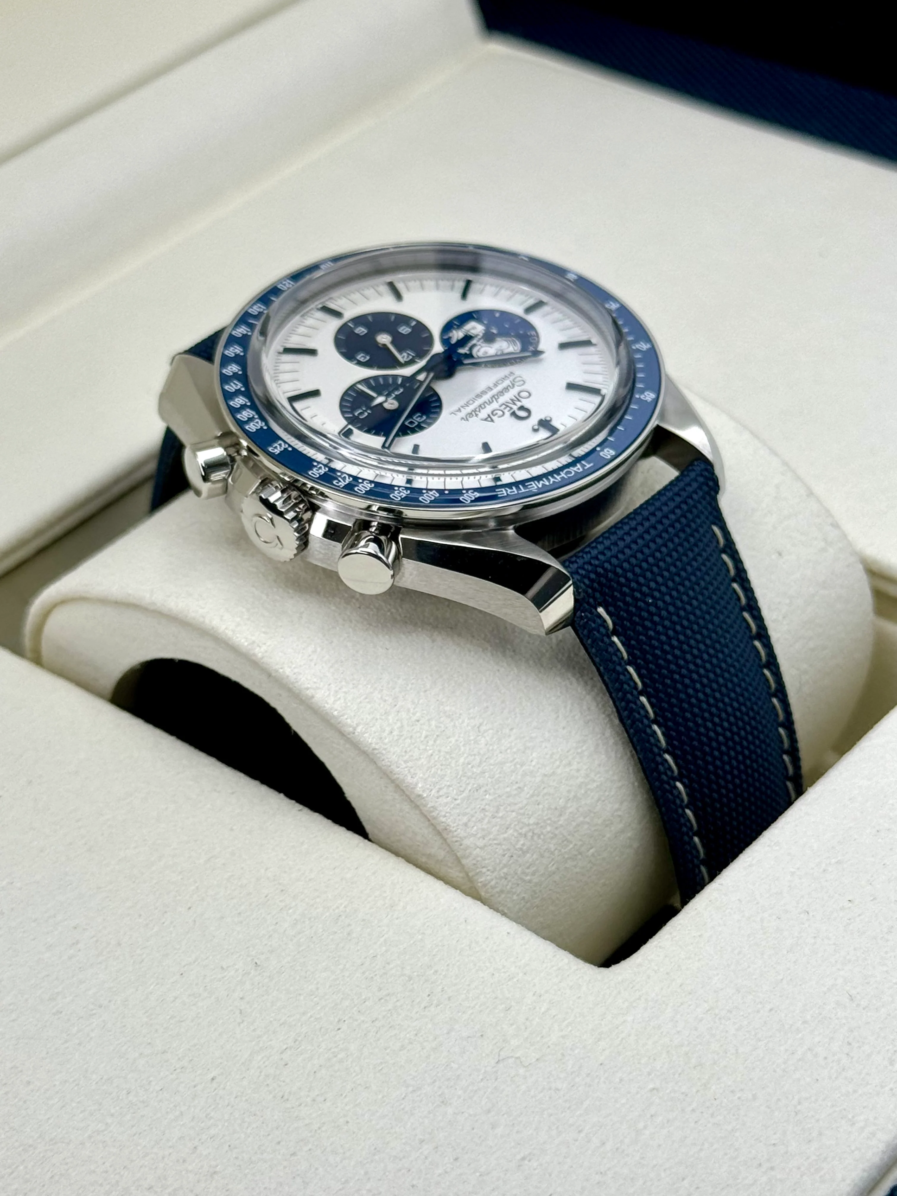 NEW 2024 Omegas Speedmaster Silver Snoopy Award 310.32.42.50.02.001 - Image 8