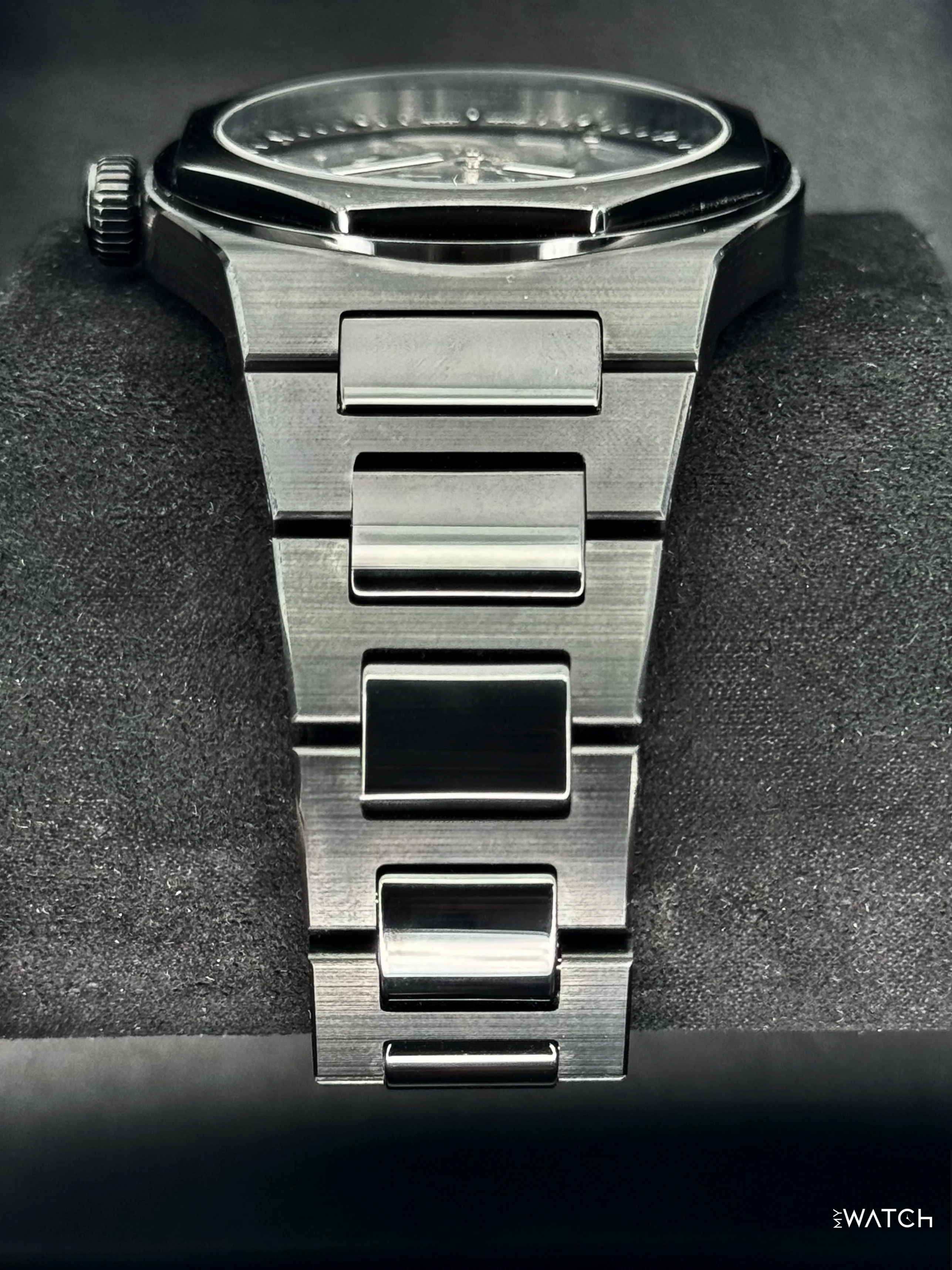 NEW 2025 Girard-Perregaux Laureato 42mm 81015-32-001-32A Black Skeleton Dial - Image 4