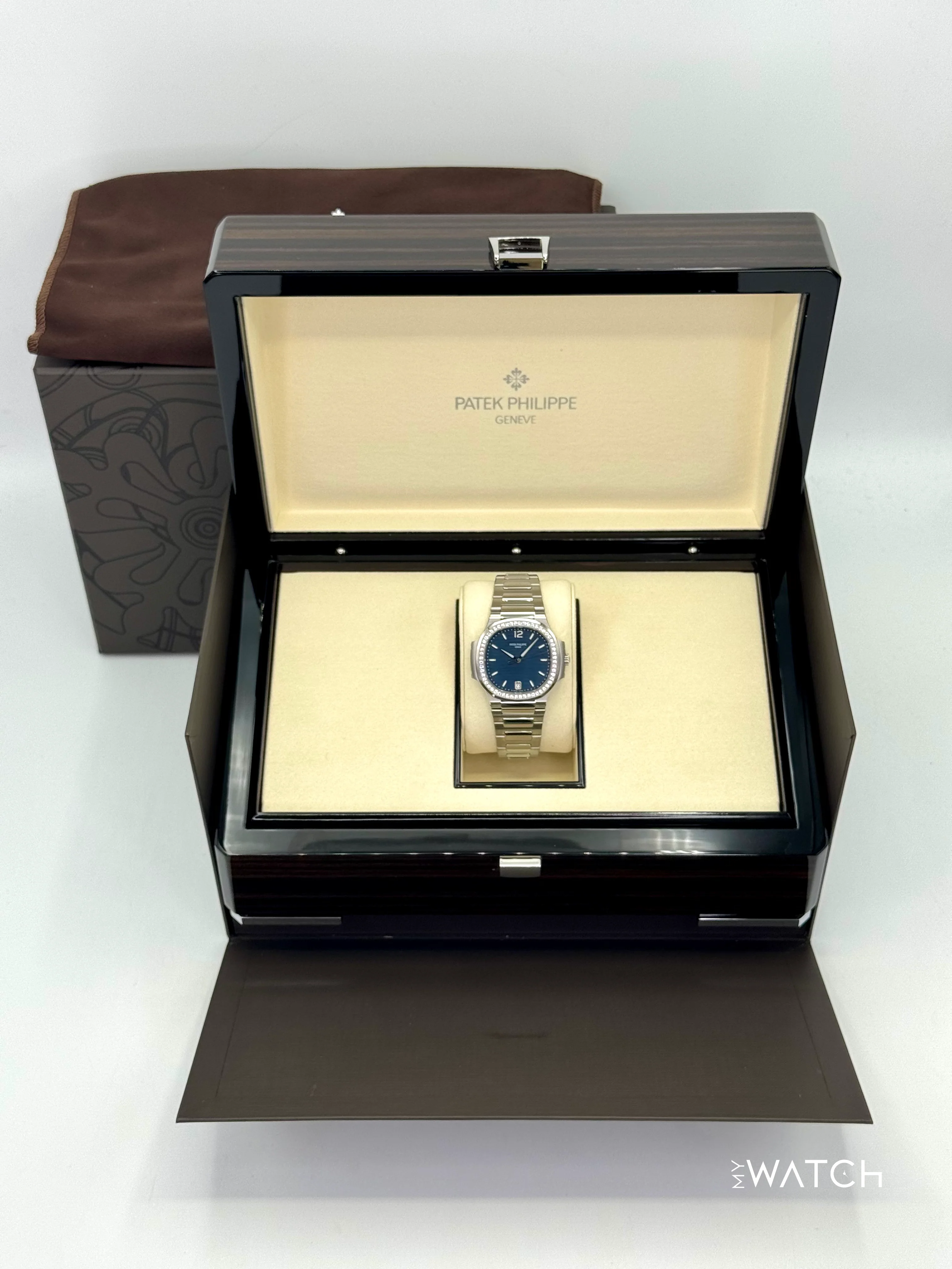 NEW 2025 Patek Philippe Nautilus 35.2mm 7118/1200A-001 Stainless Steel Blue Dial - Image 11