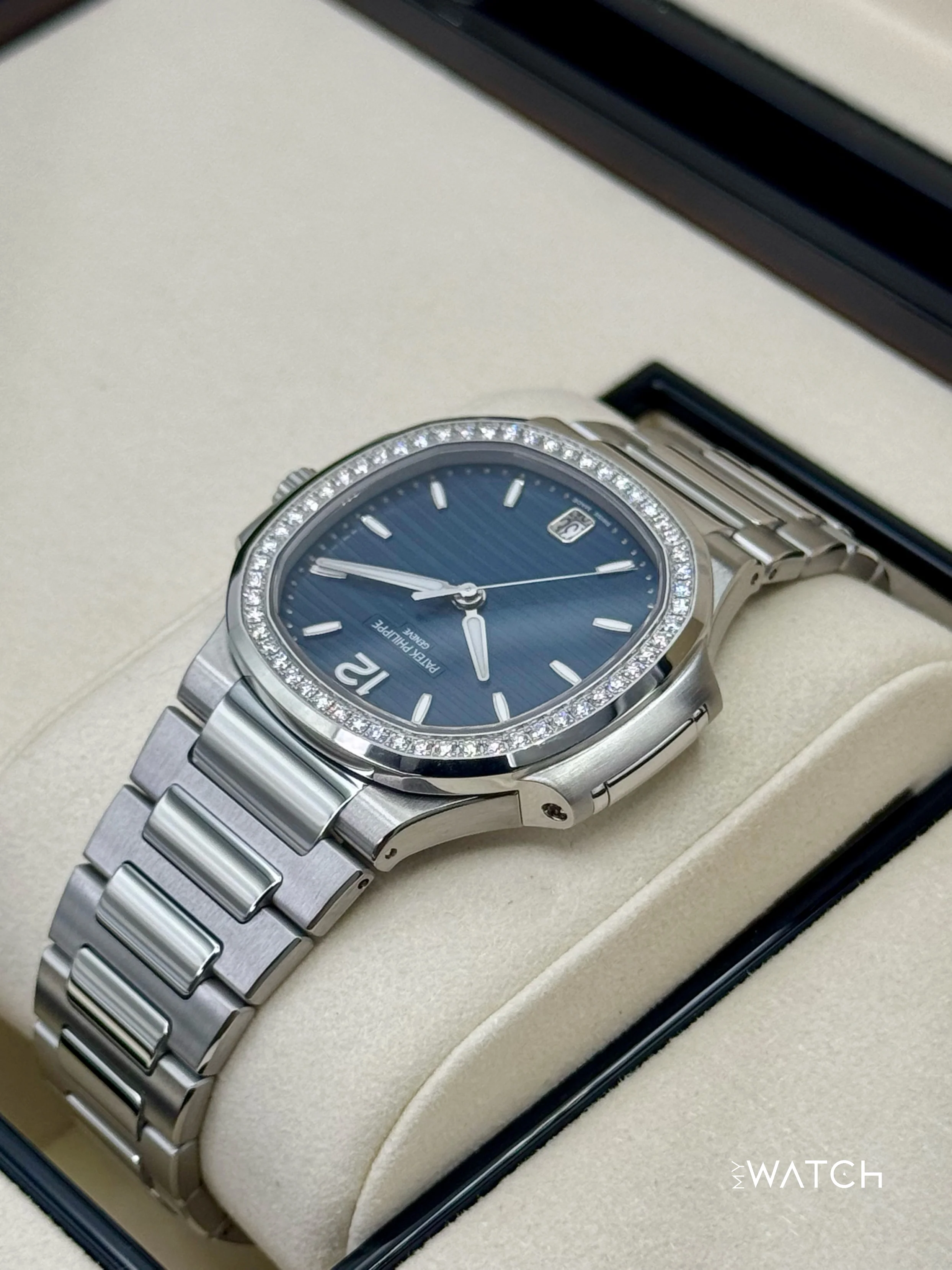 NEW 2025 Patek Philippe Nautilus 35.2mm 7118/1200A-001 Stainless Steel Blue Dial - Image 7