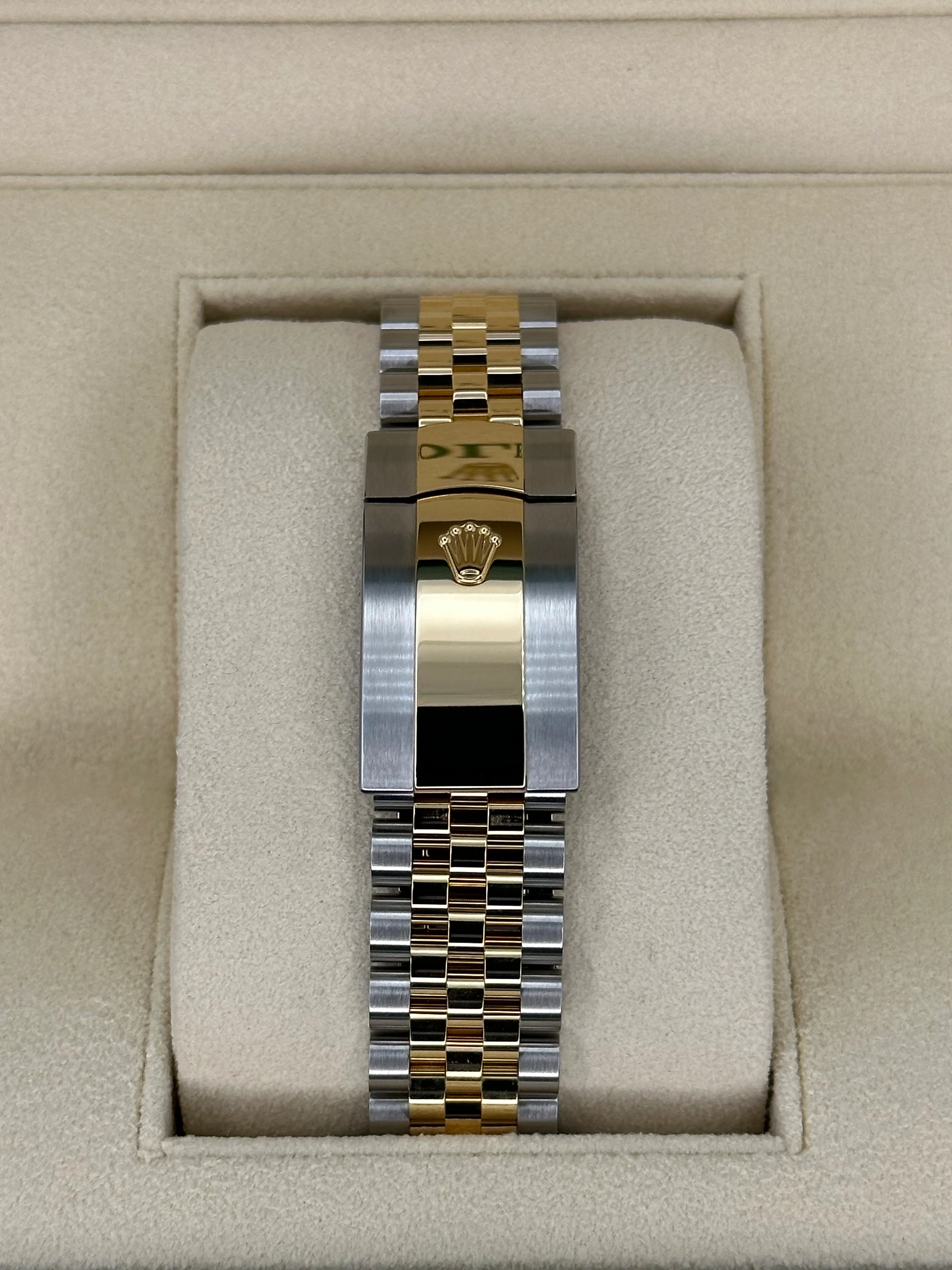 NEW 2023 Rolex Datejust 36mm 126233 Mother of Pearl Diamond Dial - Image 2