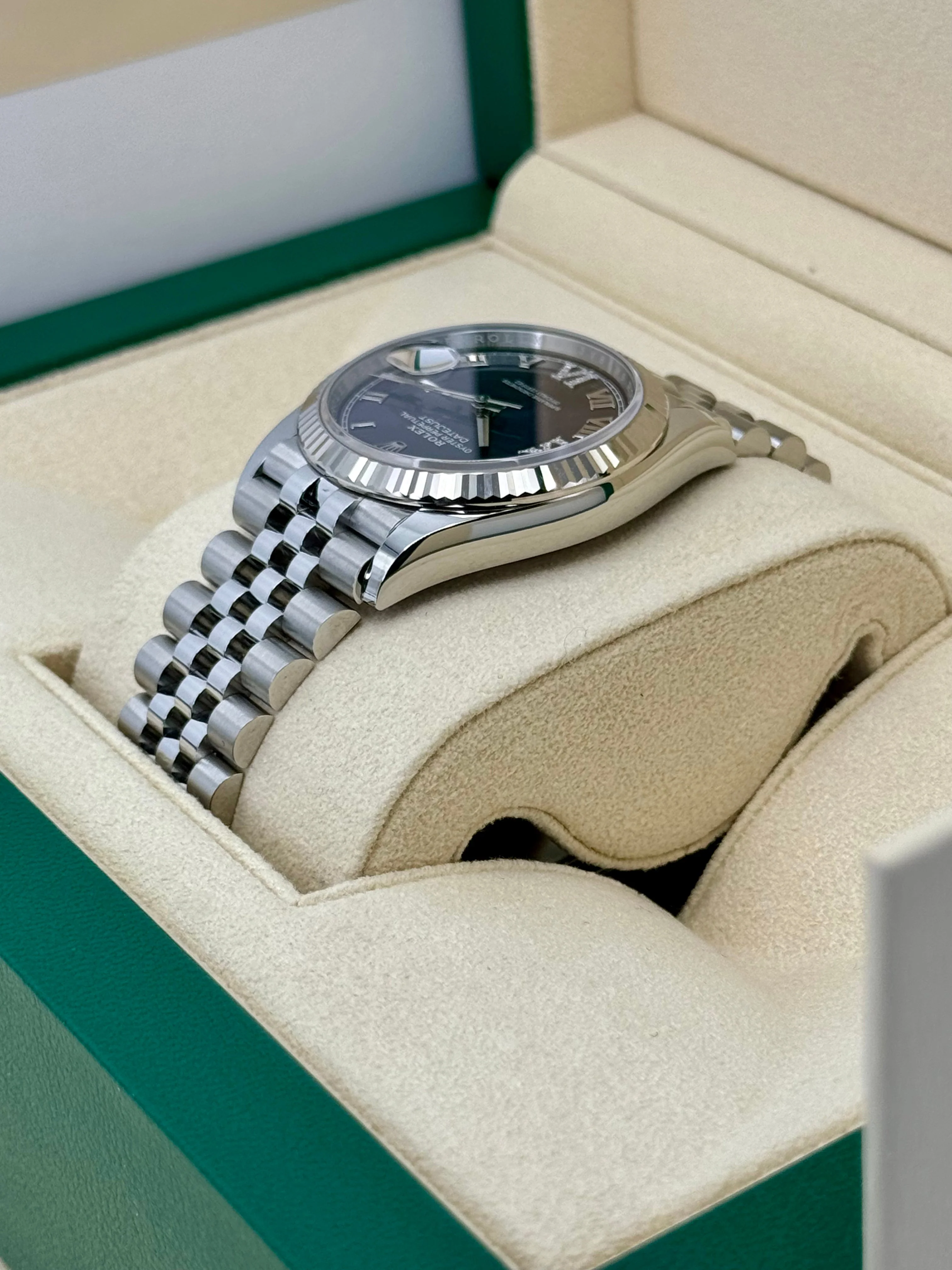 NEW 2025 Rolex Datejust 36mm 126234 Stainless Steel Jubilee Purple Dial - Image 7