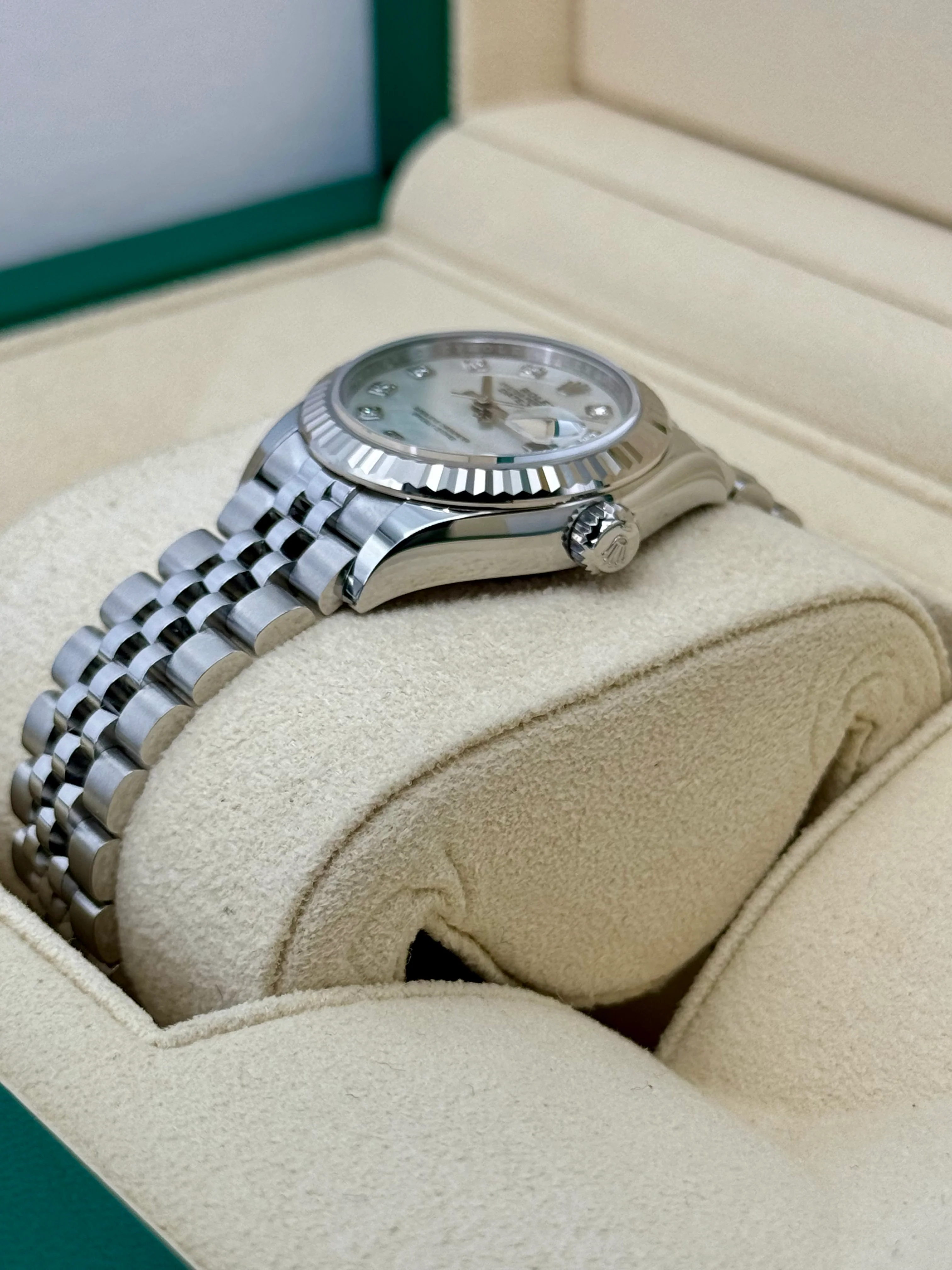 NEW 2025 Rolex Lady Datejust 28mm 279174 Jubilee MOP Diamond Dial - Image 5