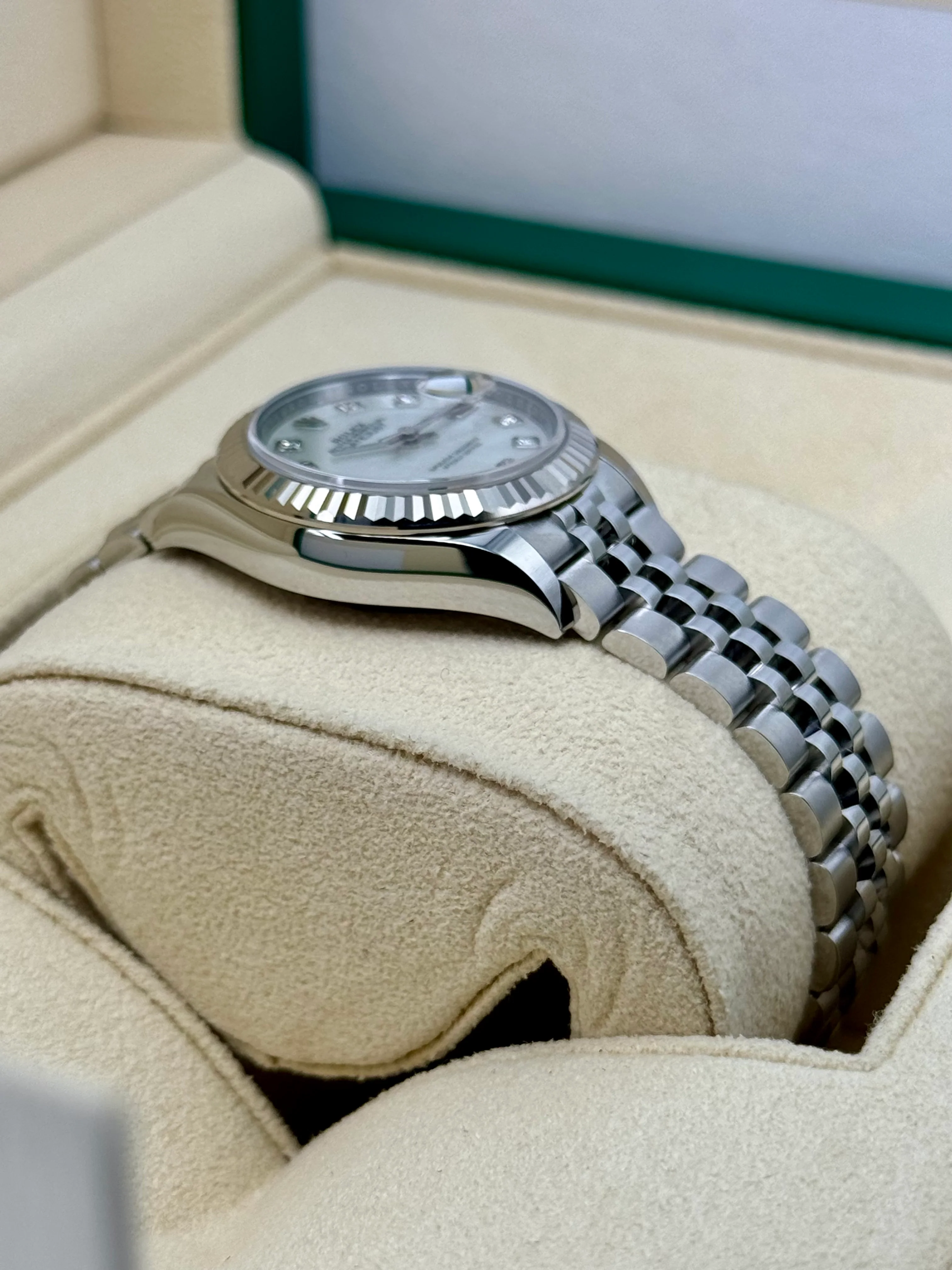 NEW 2025 Rolex Lady Datejust 28mm 279174 Jubilee MOP Diamond Dial - Image 6