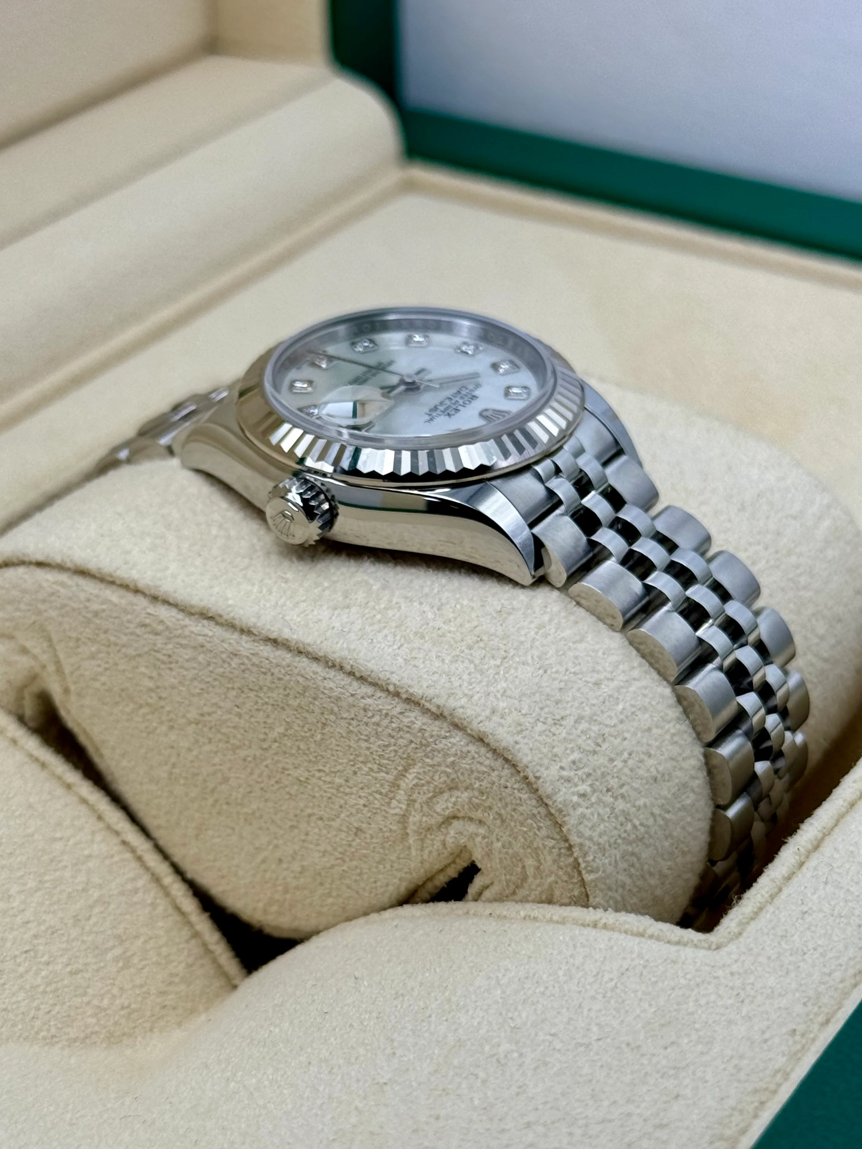 NEW 2025 Rolex Lady Datejust 28mm 279174 Jubilee MOP Diamond Dial - Image 8