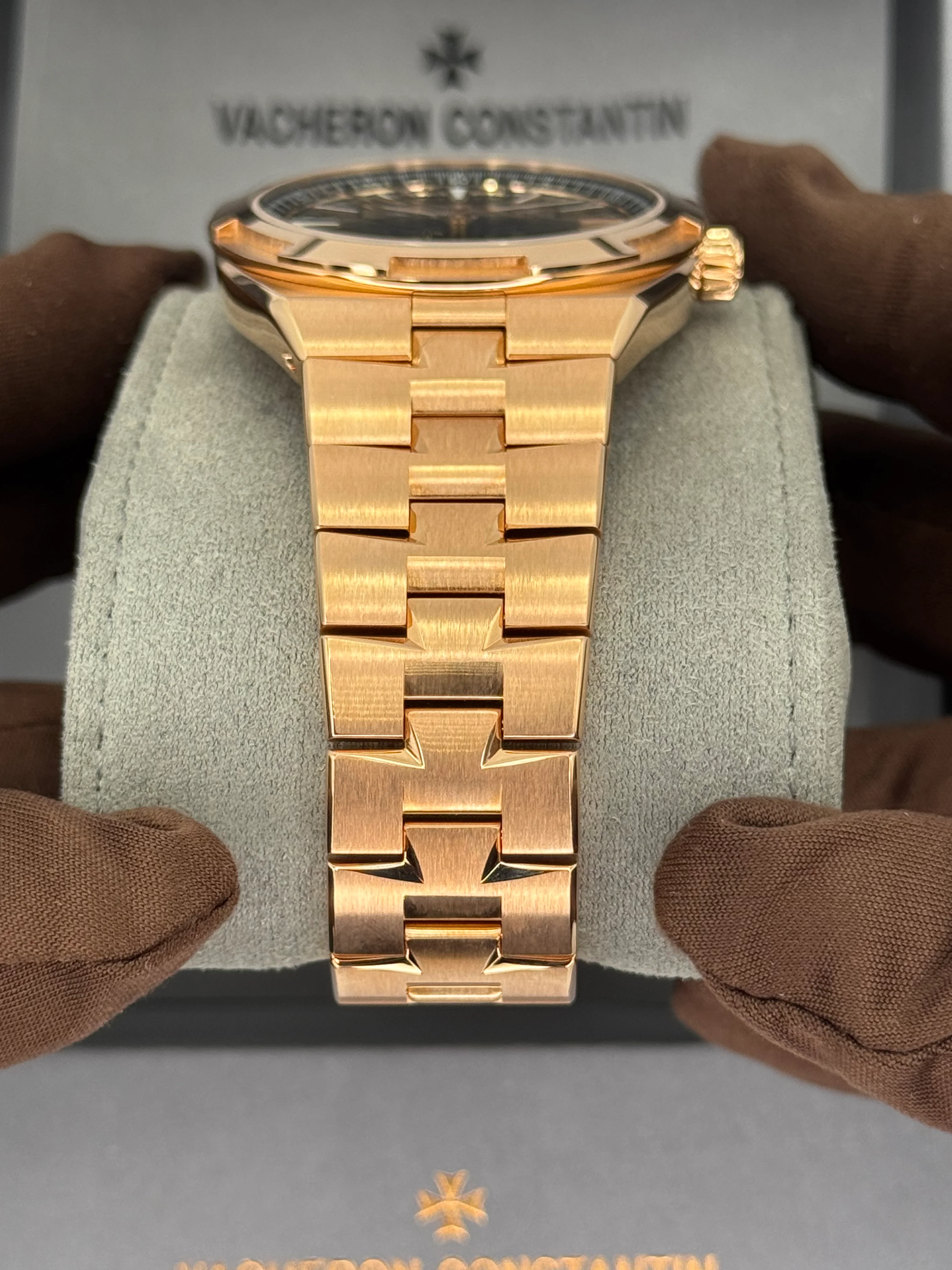 NEW 2025 Vacheron Constantin Overseas 41mm 4520V Pink Gold Green Dial - Image 3