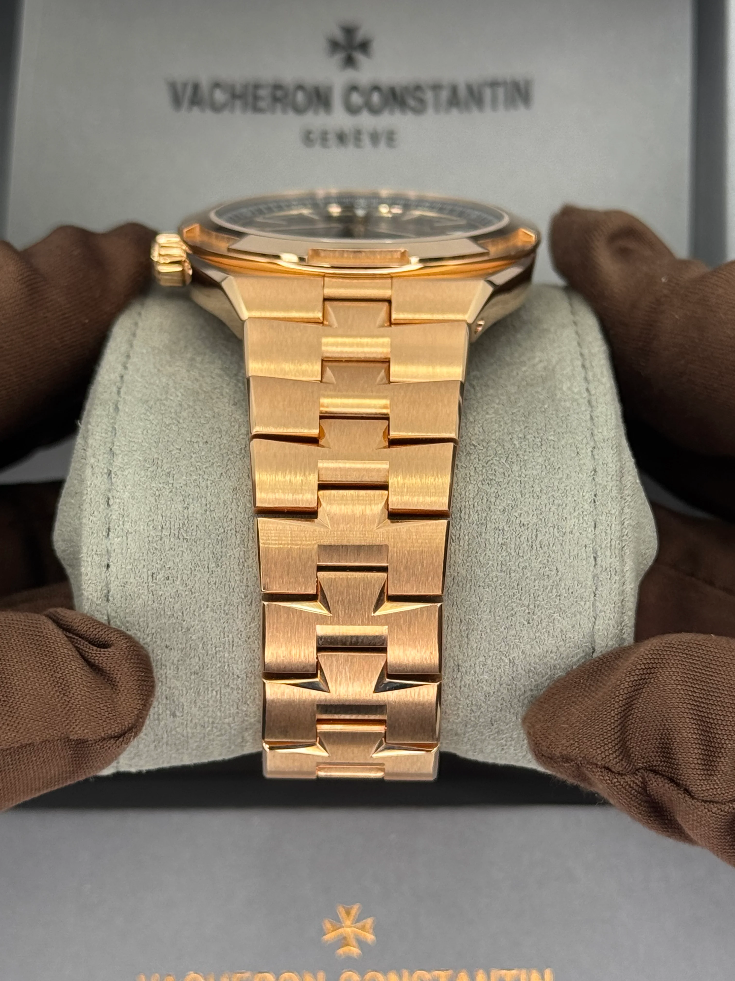 NEW 2025 Vacheron Constantin Overseas 41mm 4520V Pink Gold Green Dial - Image 4