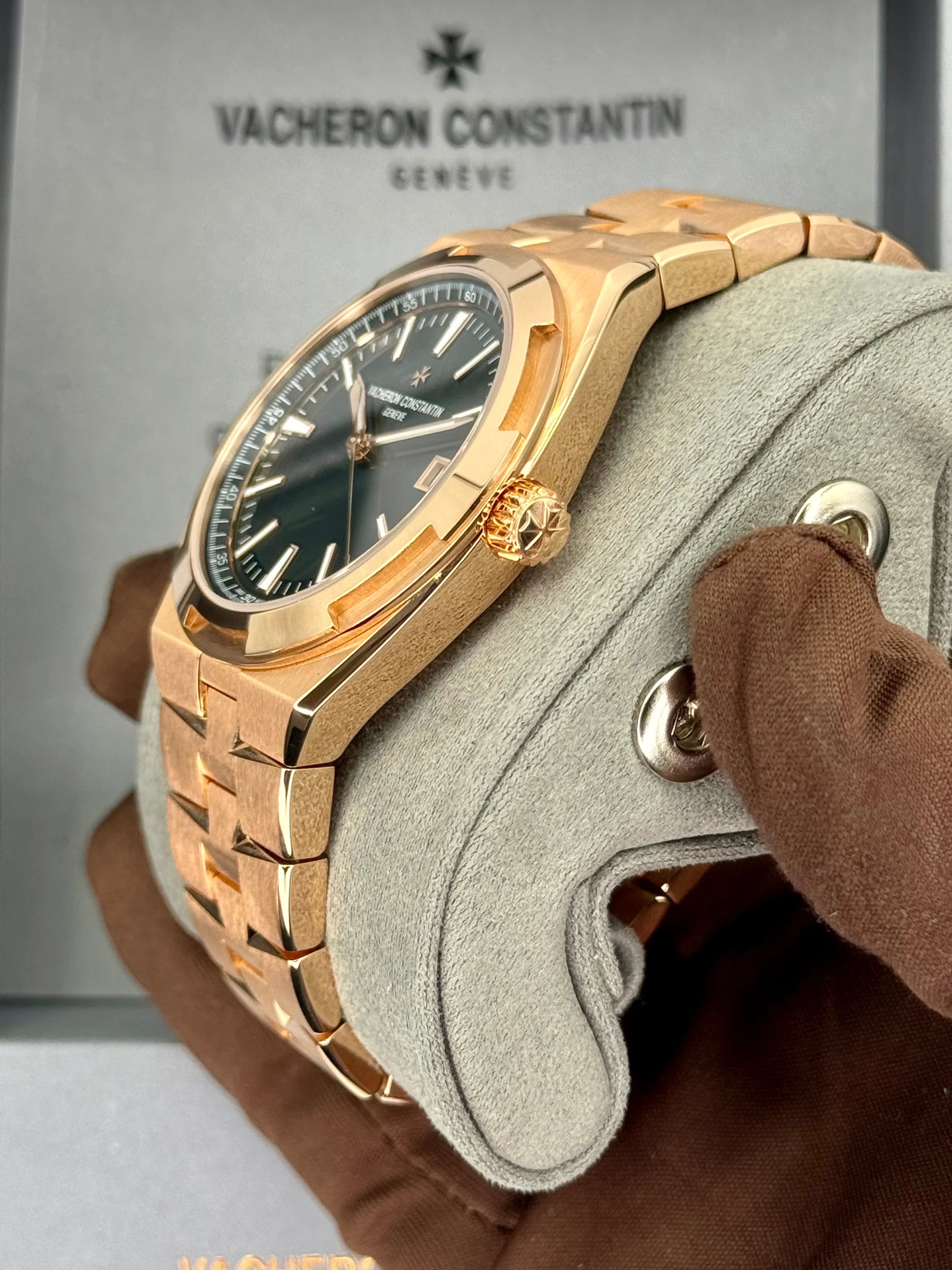 NEW 2025 Vacheron Constantin Overseas 41mm 4520V Pink Gold Green Dial - Image 5