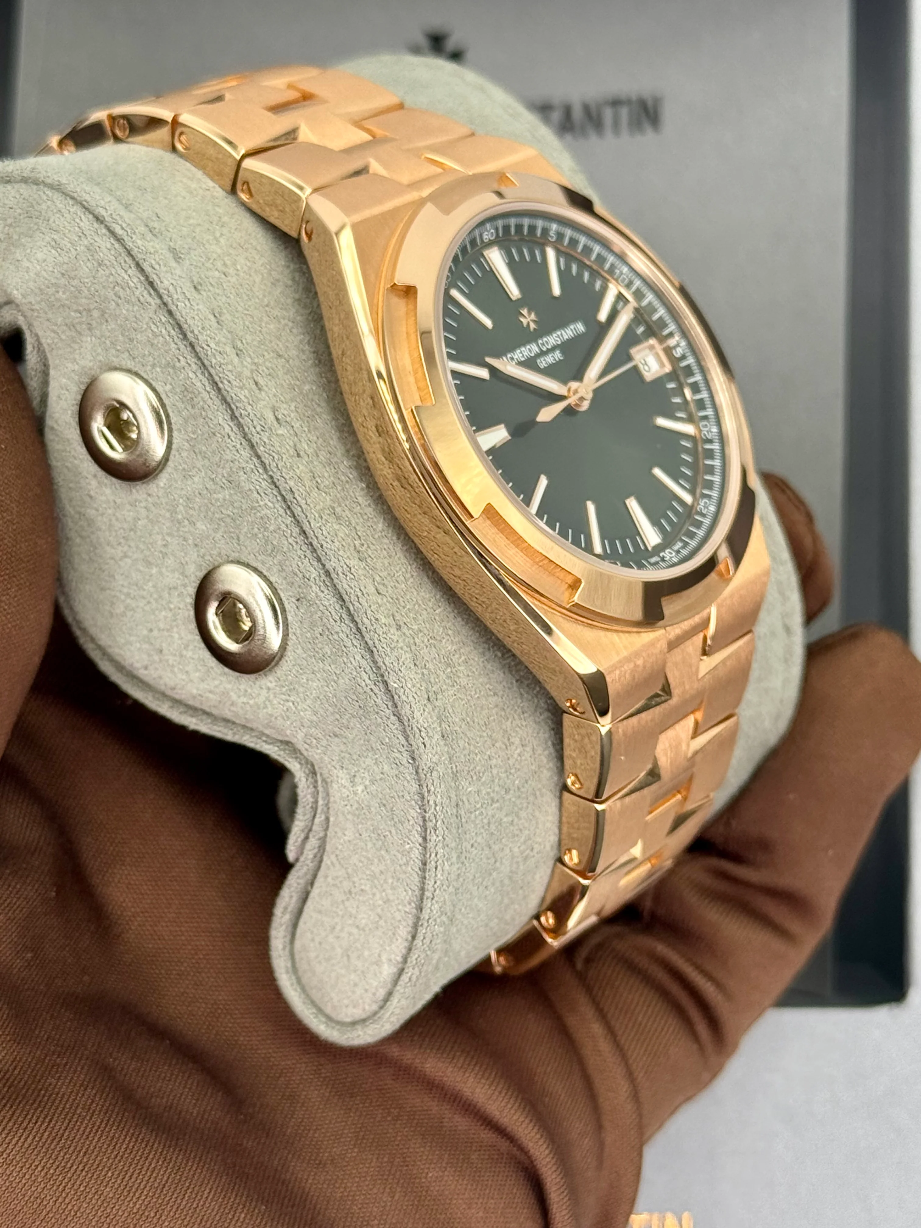 NEW 2025 Vacheron Constantin Overseas 41mm 4520V Pink Gold Green Dial - Image 6