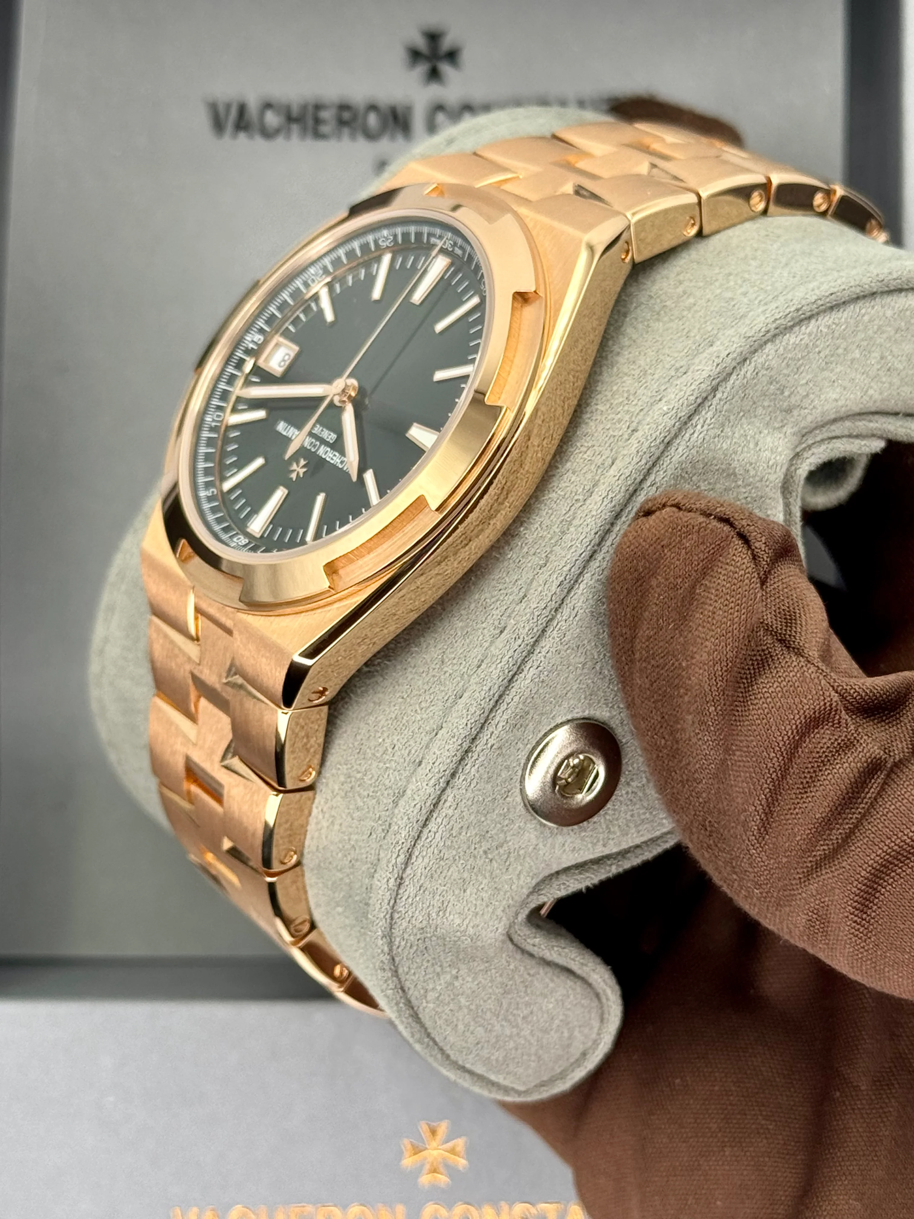 NEW 2025 Vacheron Constantin Overseas 41mm 4520V Pink Gold Green Dial - Image 7