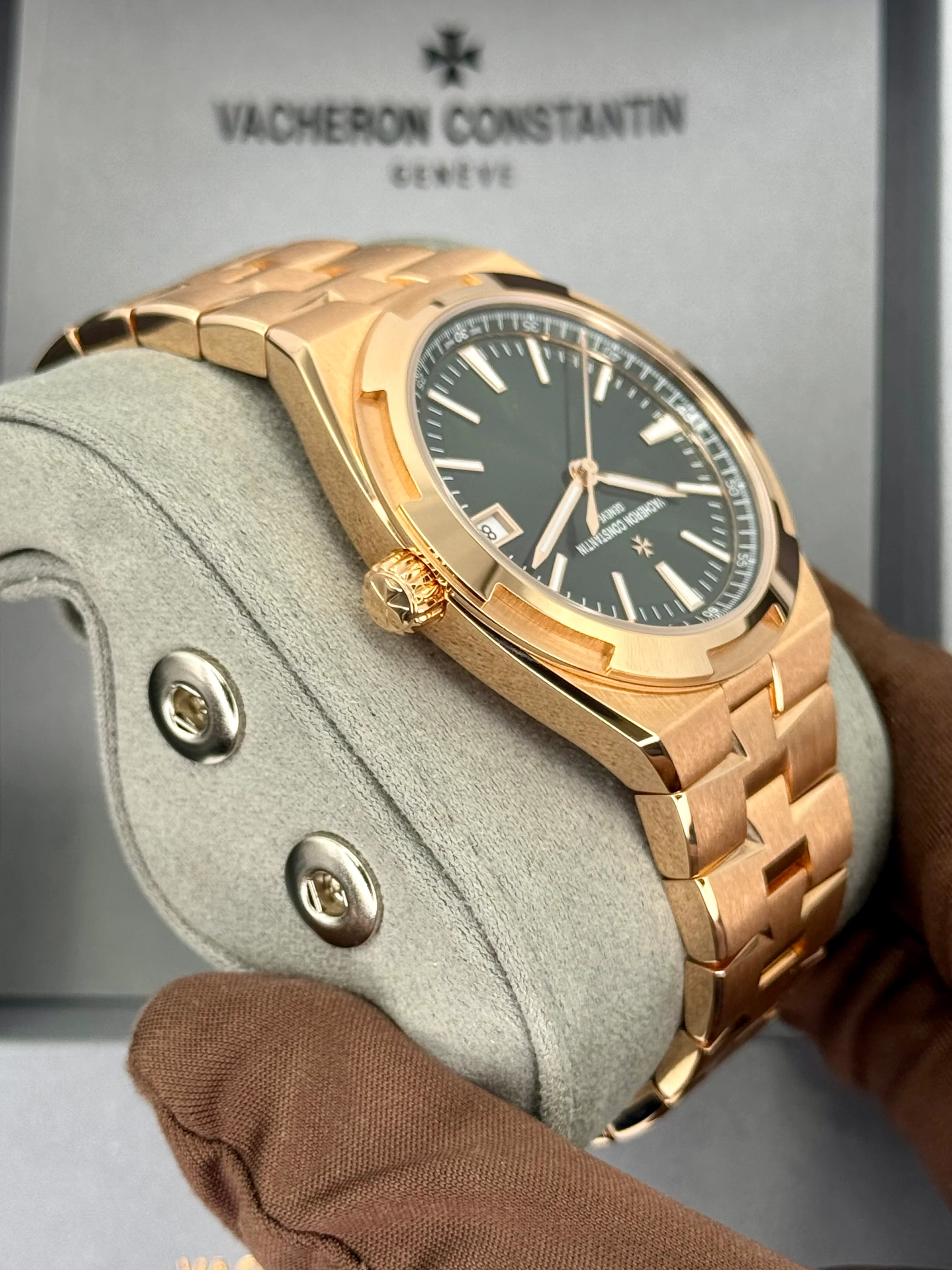 NEW 2025 Vacheron Constantin Overseas 41mm 4520V Pink Gold Green Dial - Image 8
