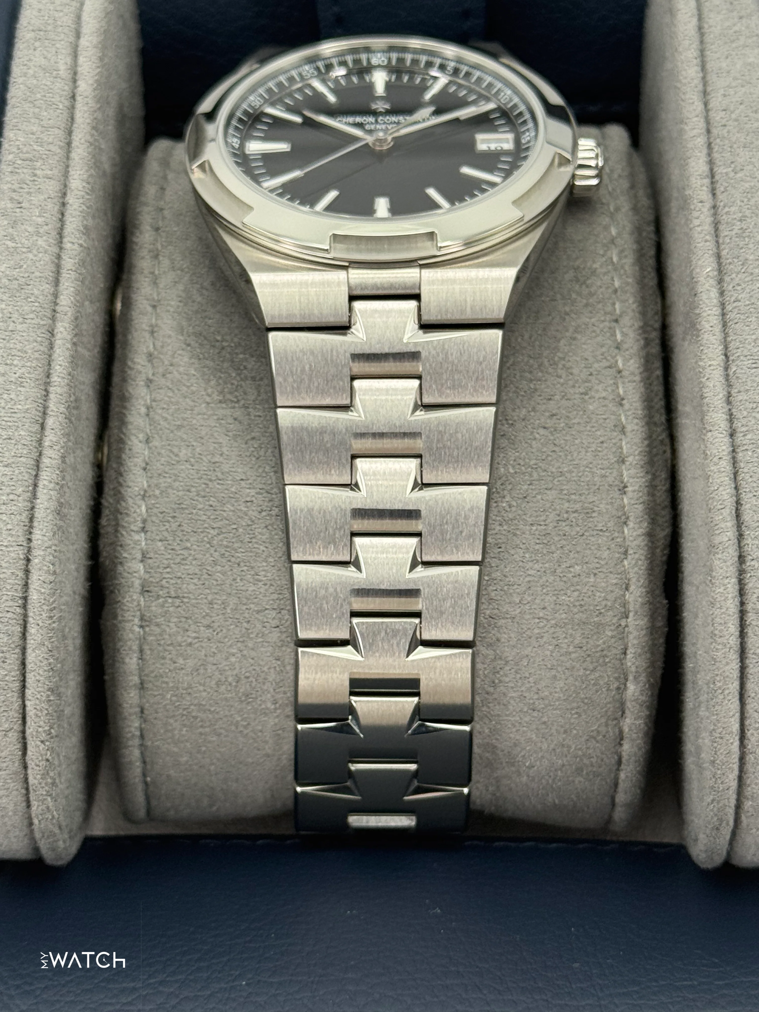 NEW 2025 Vacheron Constantin Overseas 41mm 4520V Stainless Steel Black Dial - Image 3