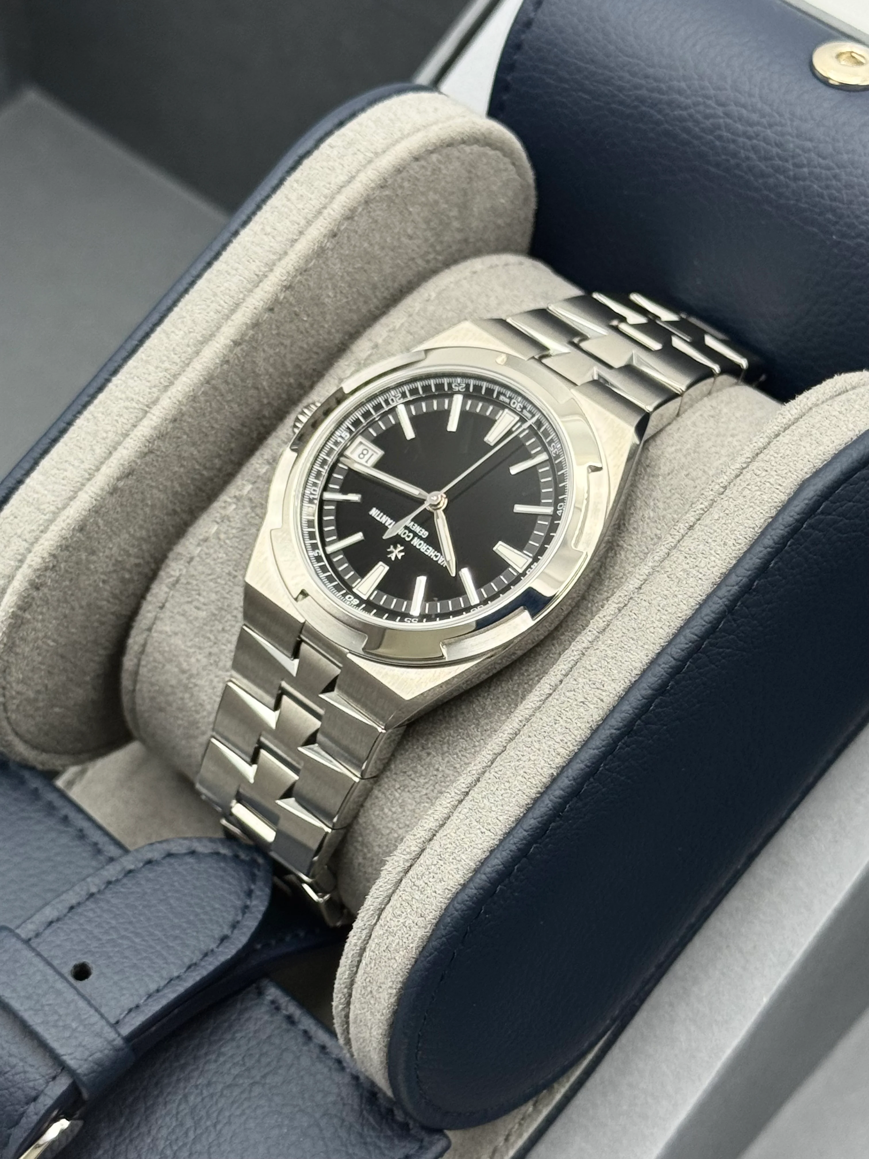 NEW 2025 Vacheron Constantin Overseas 41mm 4520V Stainless Steel Black Dial - Image 7