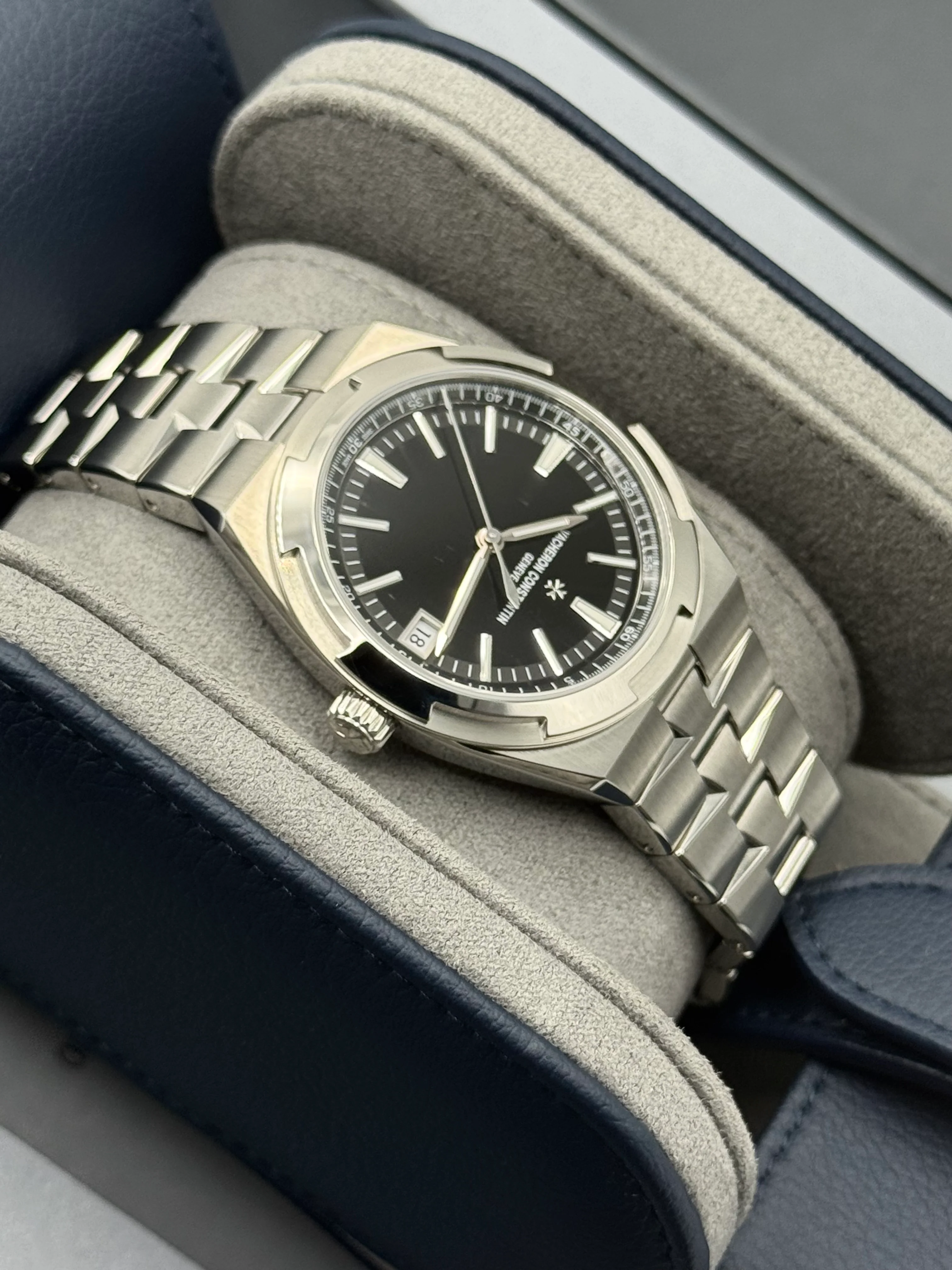 NEW 2025 Vacheron Constantin Overseas 41mm 4520V Stainless Steel Black Dial - Image 8