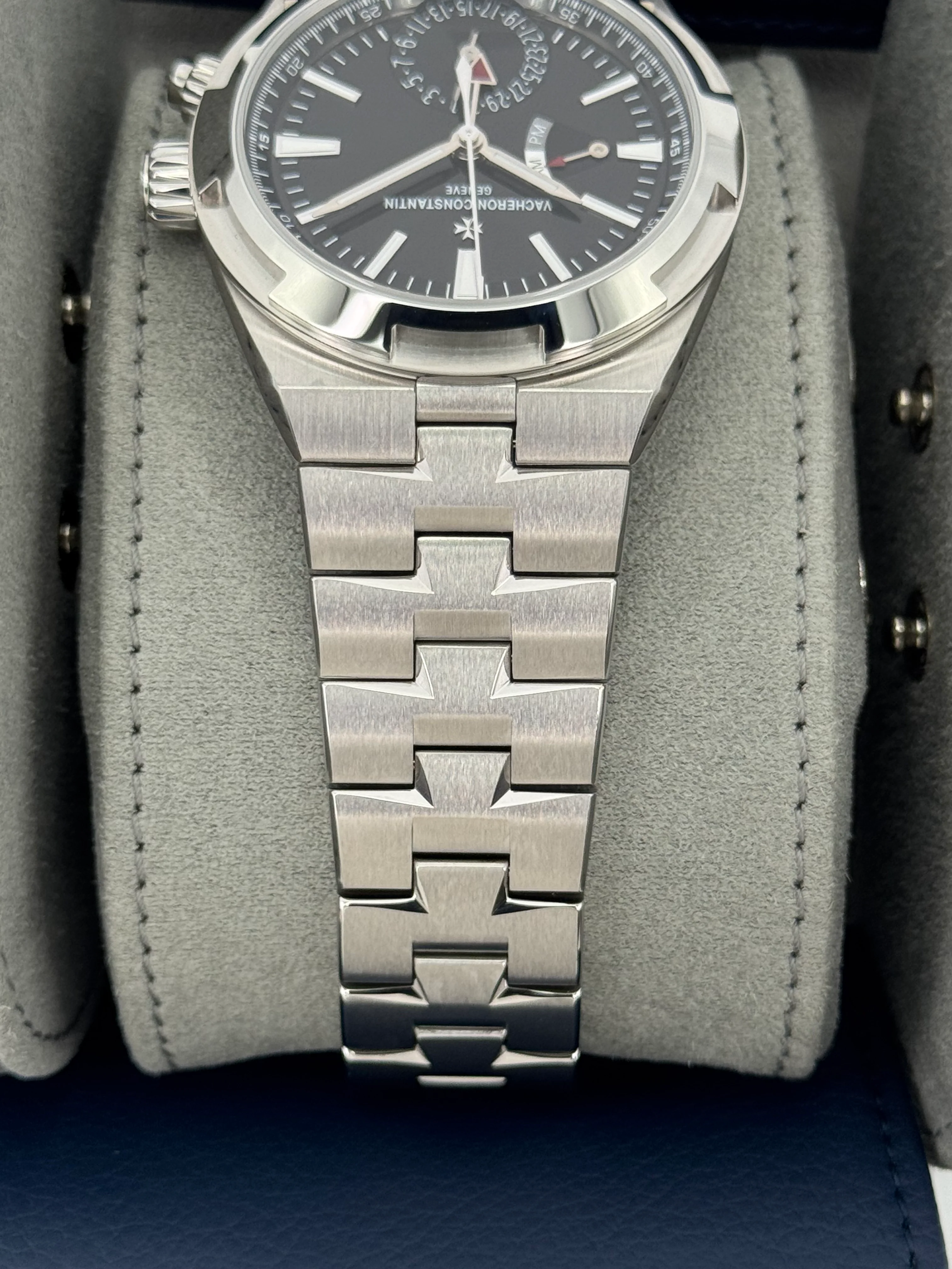 NEW 2025 Vacheron Constantin Overseas 41mm 7920V Dual Time Black Dial - Image 3