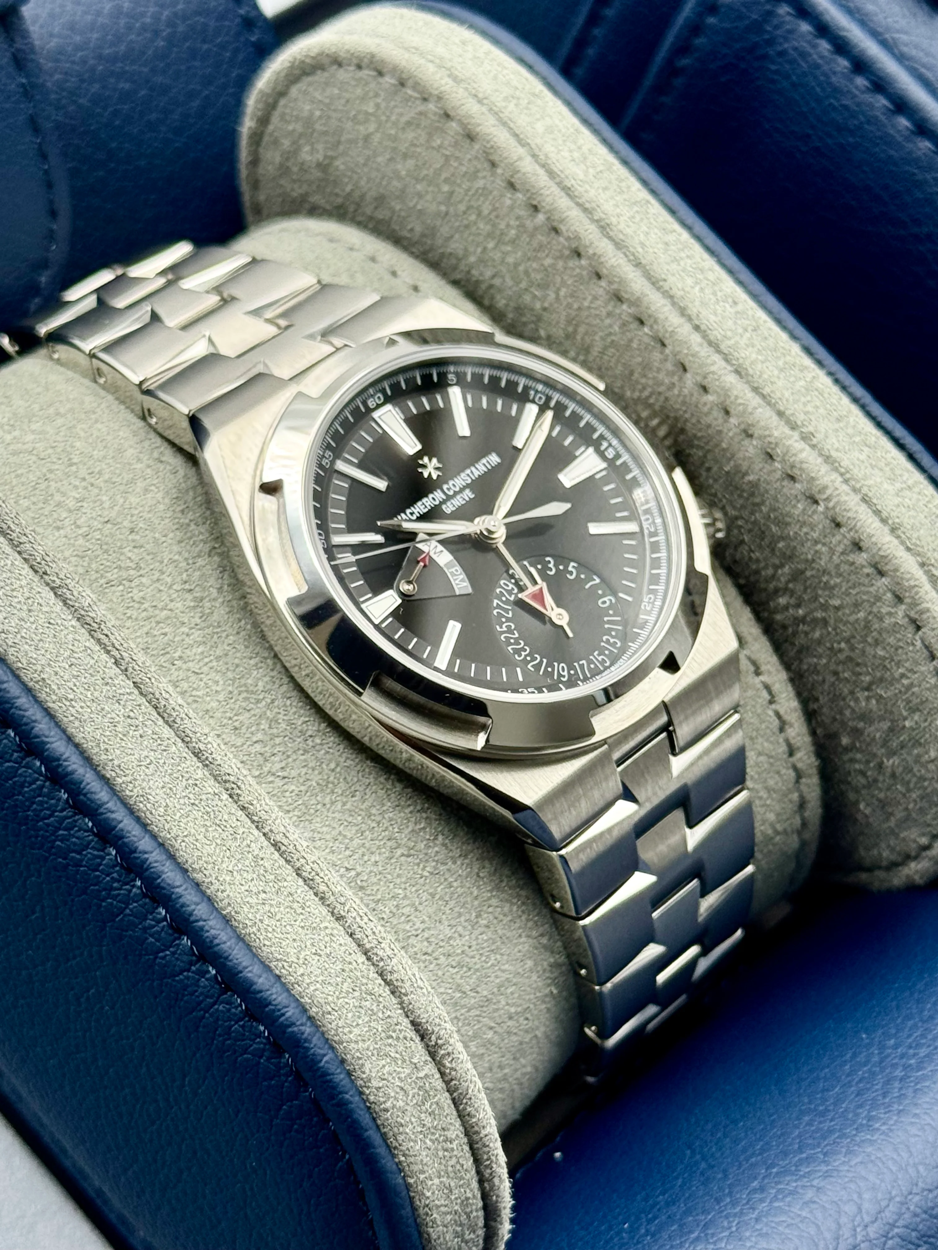 NEW 2025 Vacheron Constantin Overseas 41mm 7920V Dual Time Black Dial - Image 5