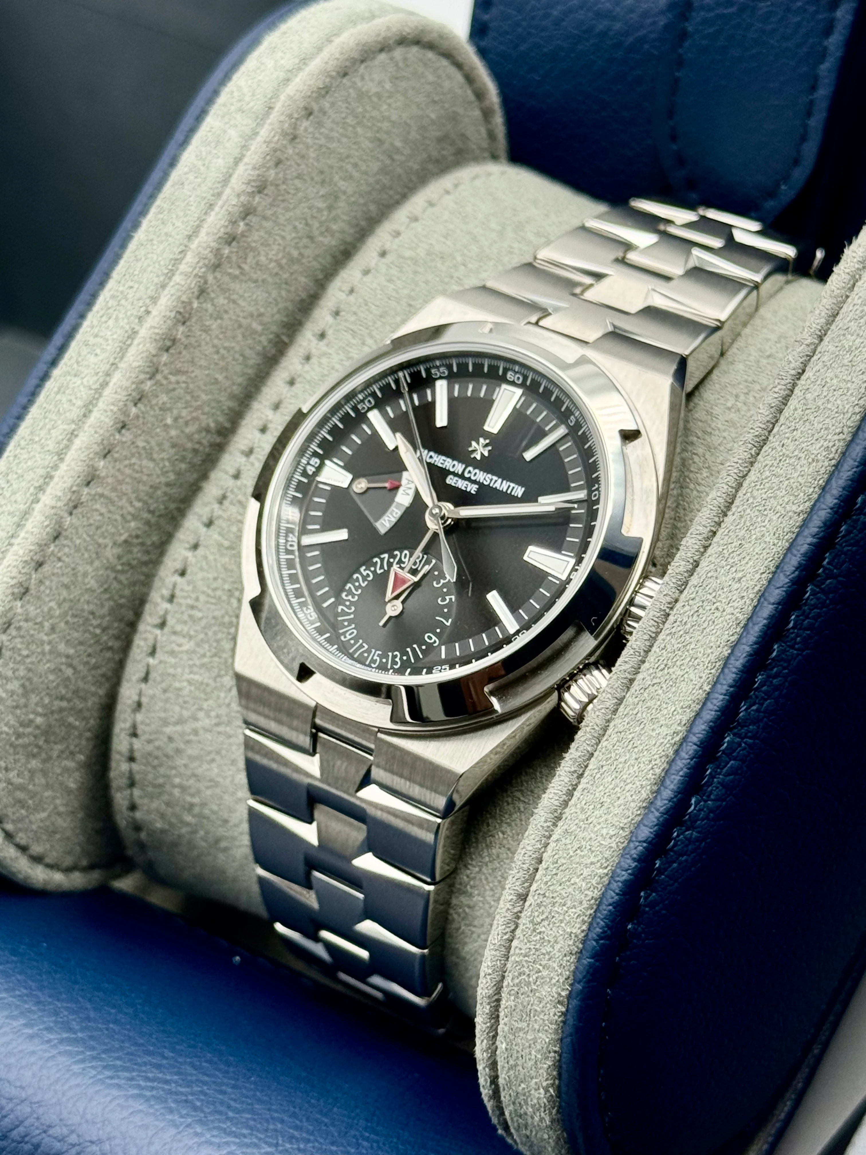 NEW 2025 Vacheron Constantin Overseas 41mm 7920V Dual Time Black Dial - Image 6
