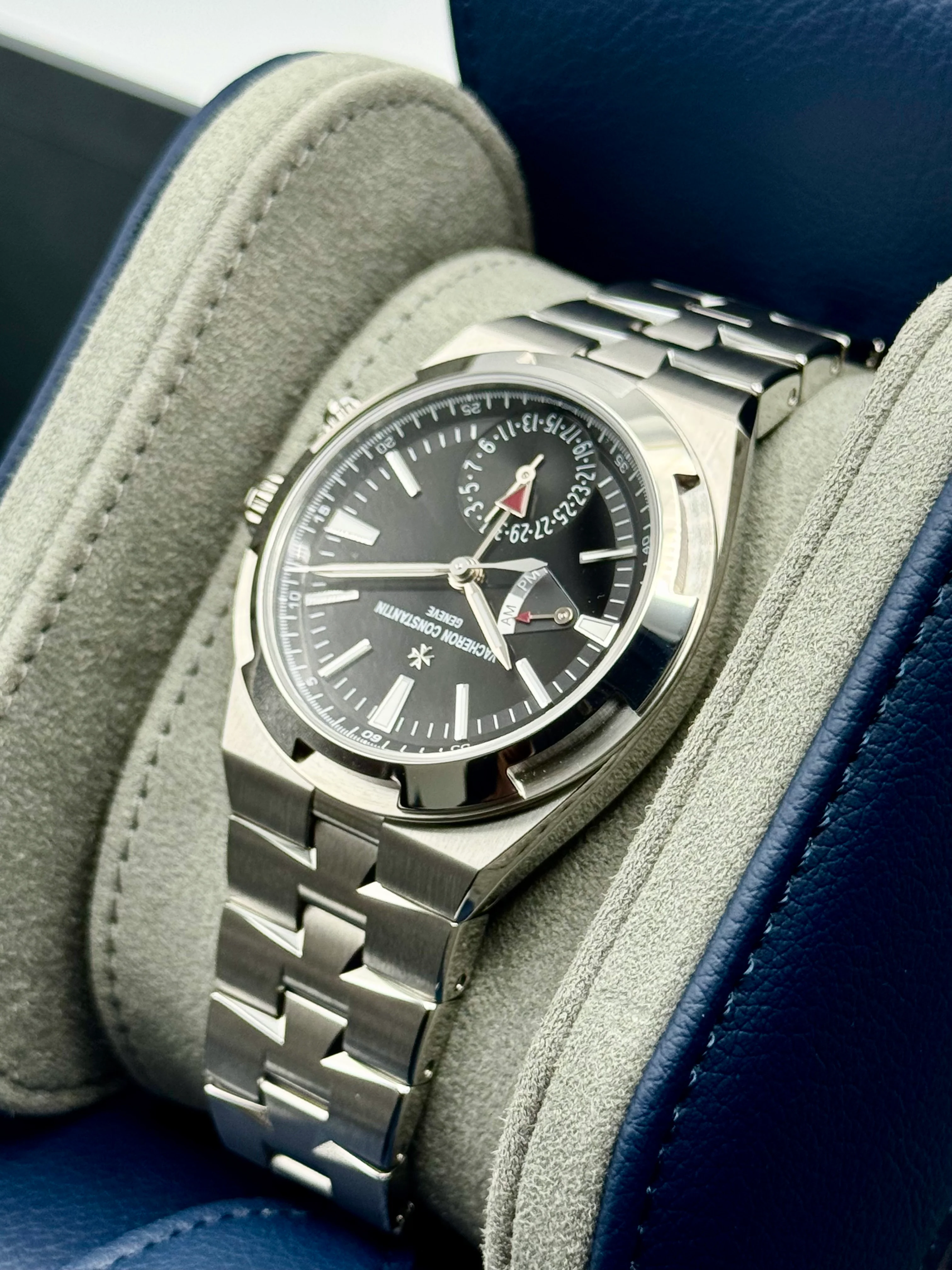 NEW 2025 Vacheron Constantin Overseas 41mm 7920V Dual Time Black Dial - Image 7