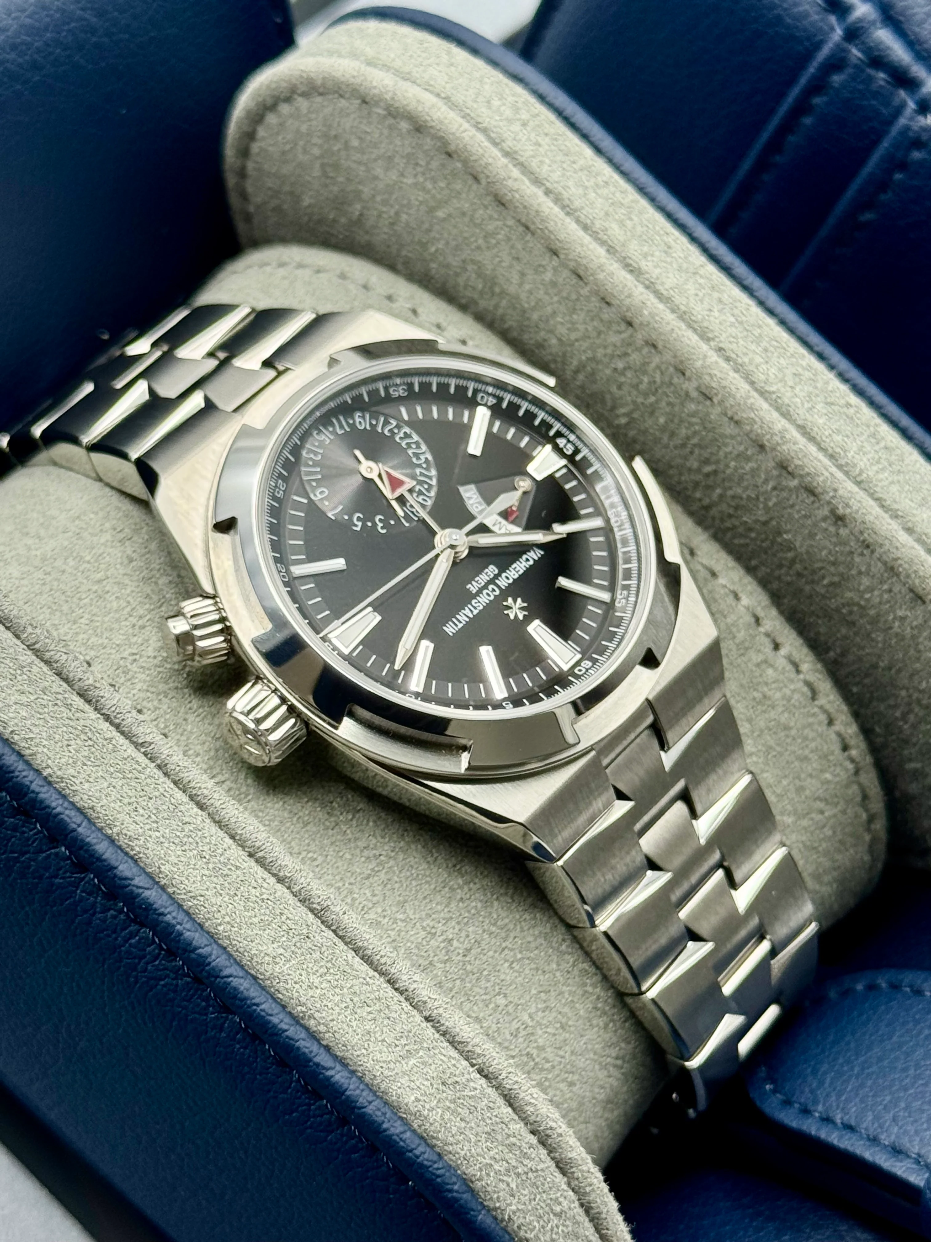 NEW 2025 Vacheron Constantin Overseas 41mm 7920V Dual Time Black Dial - Image 8