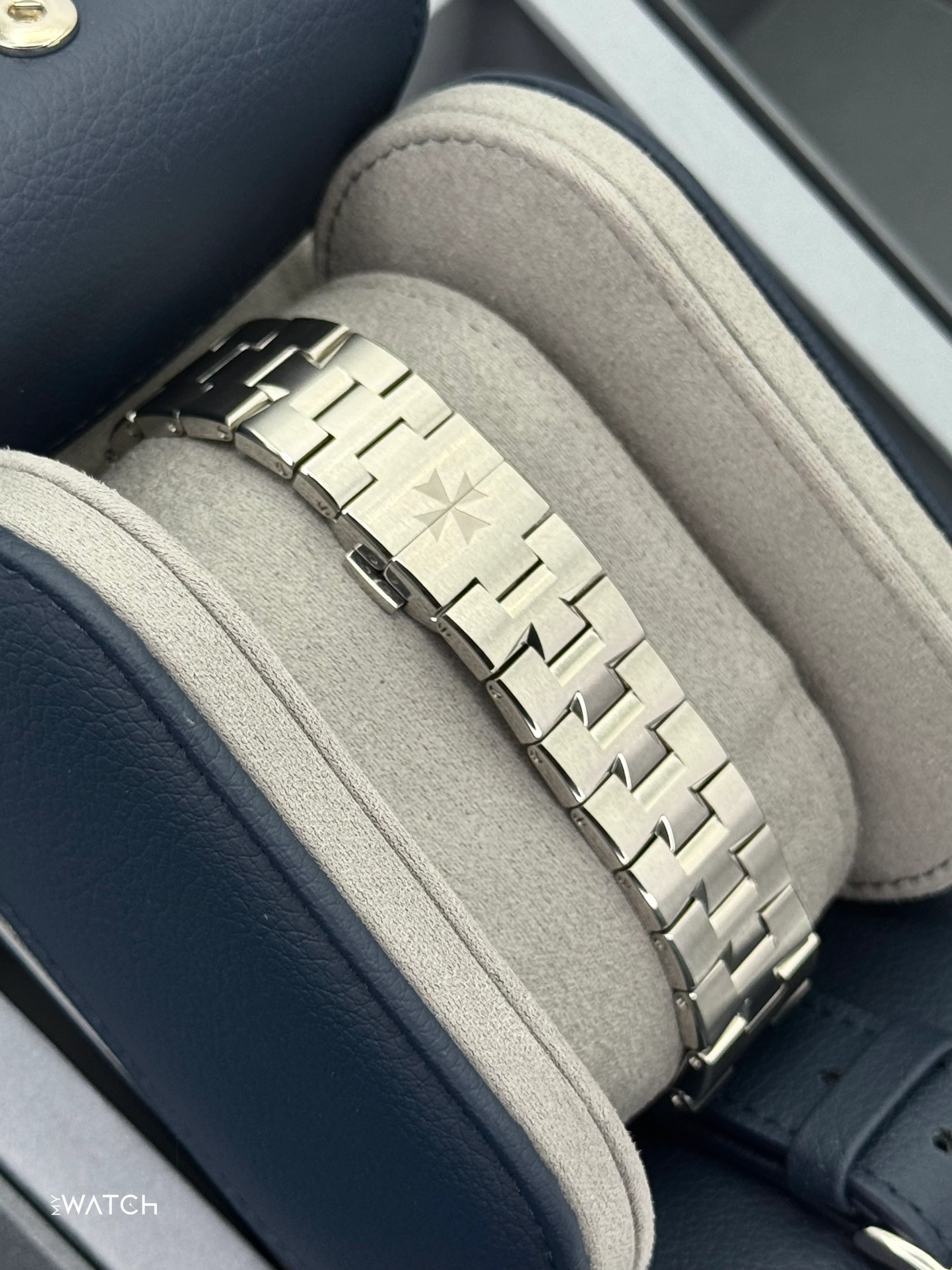 NEW 2025 Vacheron Constantin Overseas 42.5mm 5520V Stainless Steel Silver Dial - Image 2