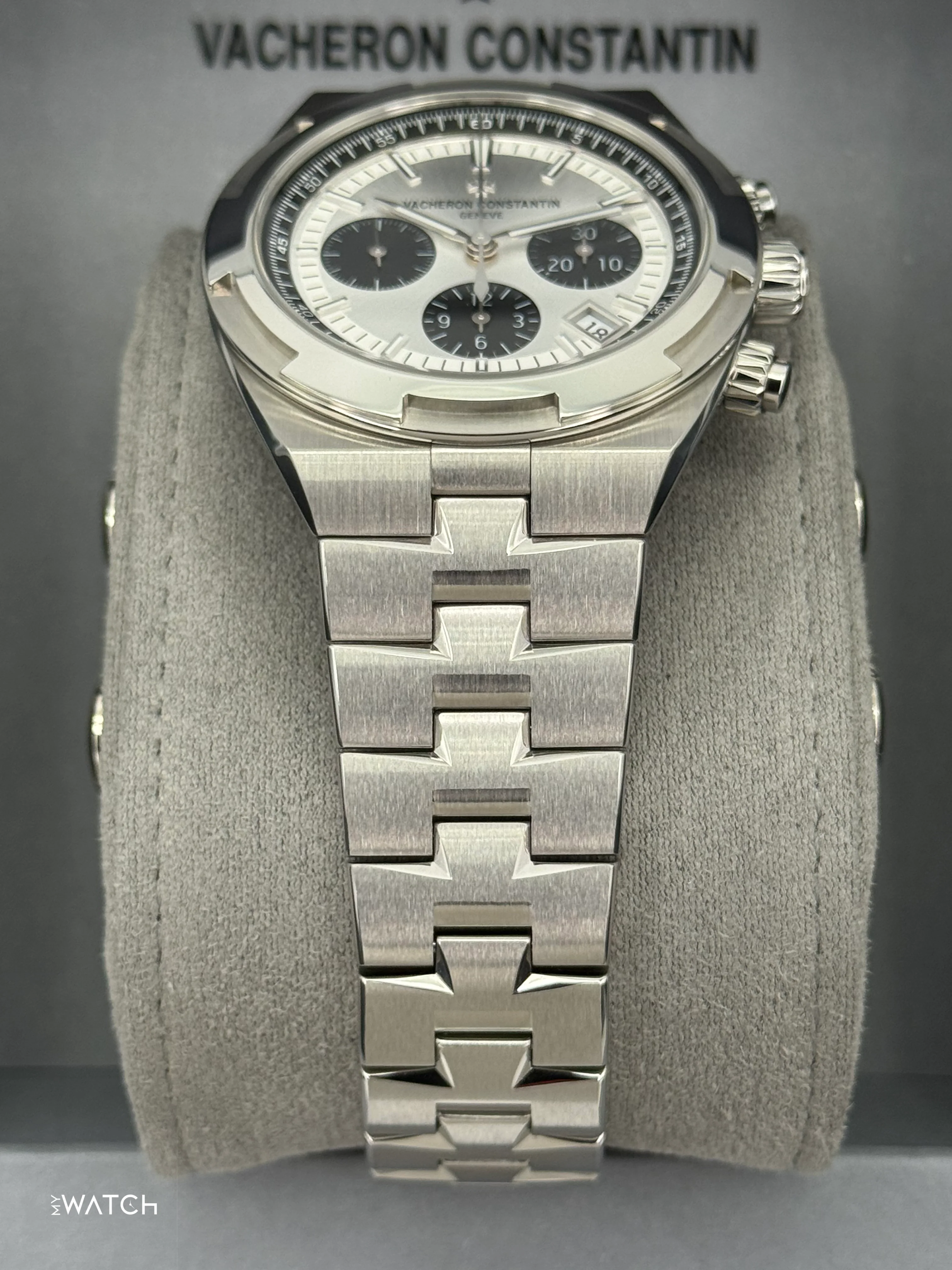 NEW 2025 Vacheron Constantin Overseas 42.5mm 5520V Stainless Steel Silver Dial - Image 3