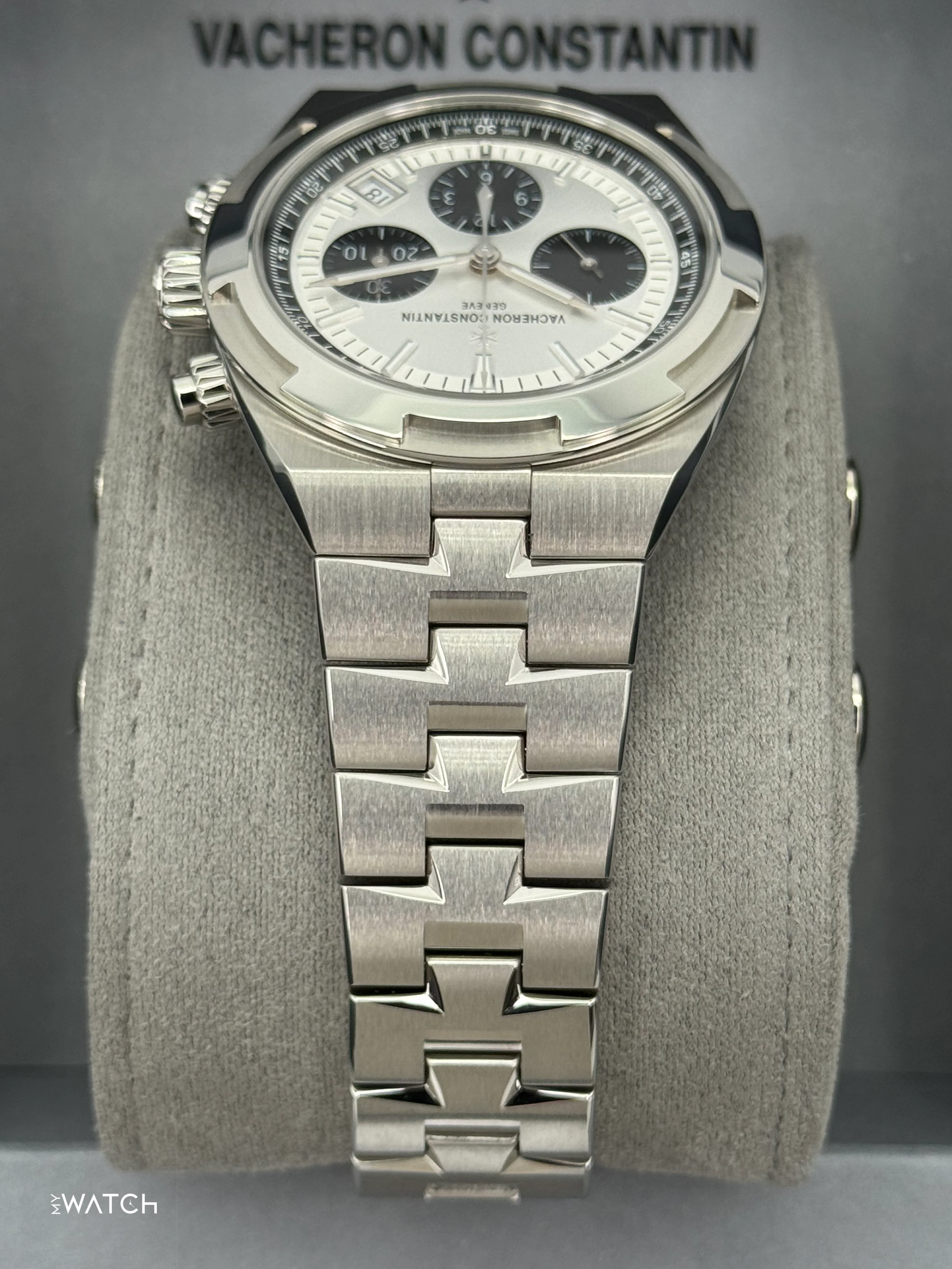 NEW 2025 Vacheron Constantin Overseas 42.5mm 5520V Stainless Steel Silver Dial - Image 4