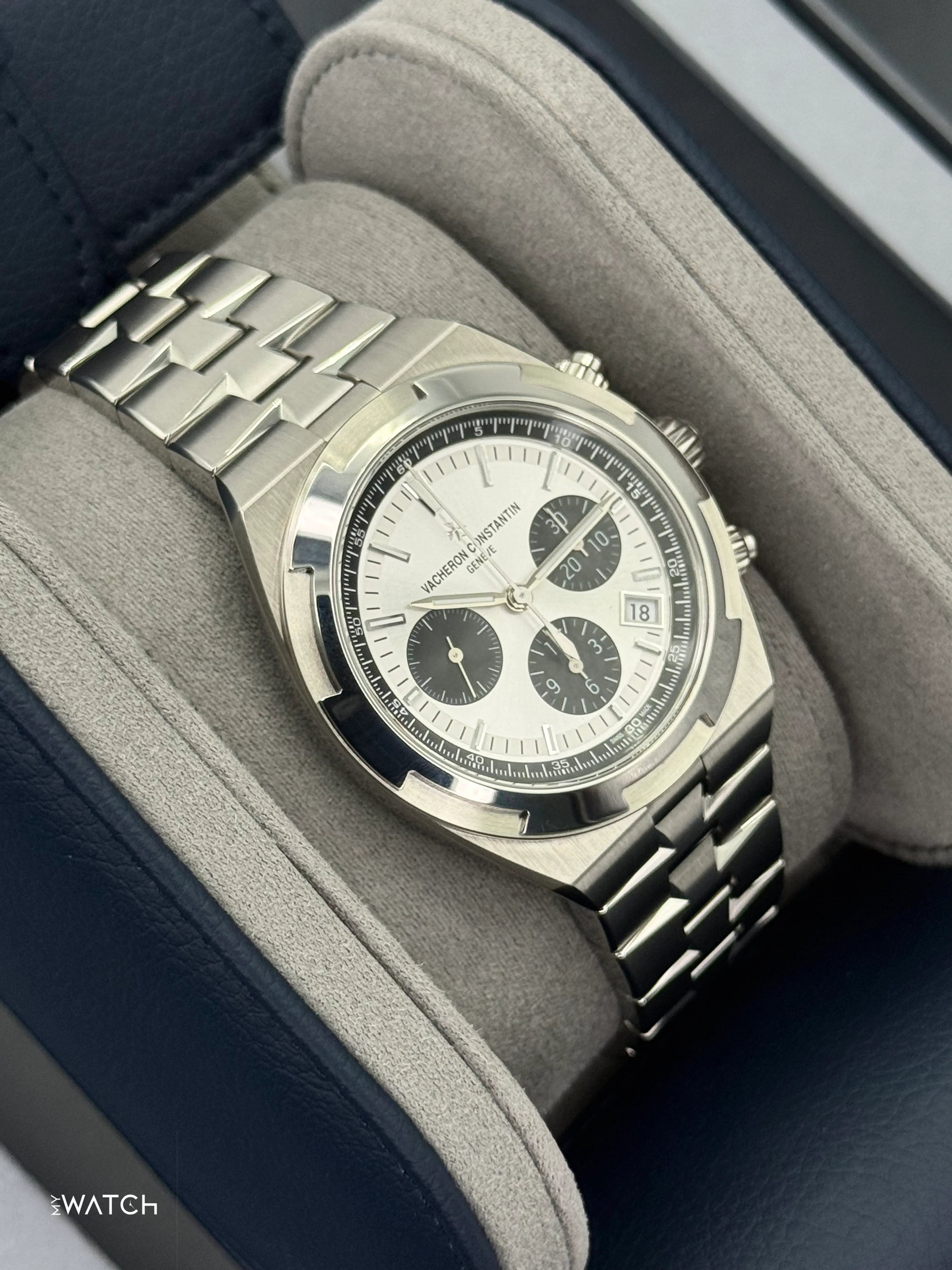 NEW 2025 Vacheron Constantin Overseas 42.5mm 5520V Stainless Steel Silver Dial - Image 5