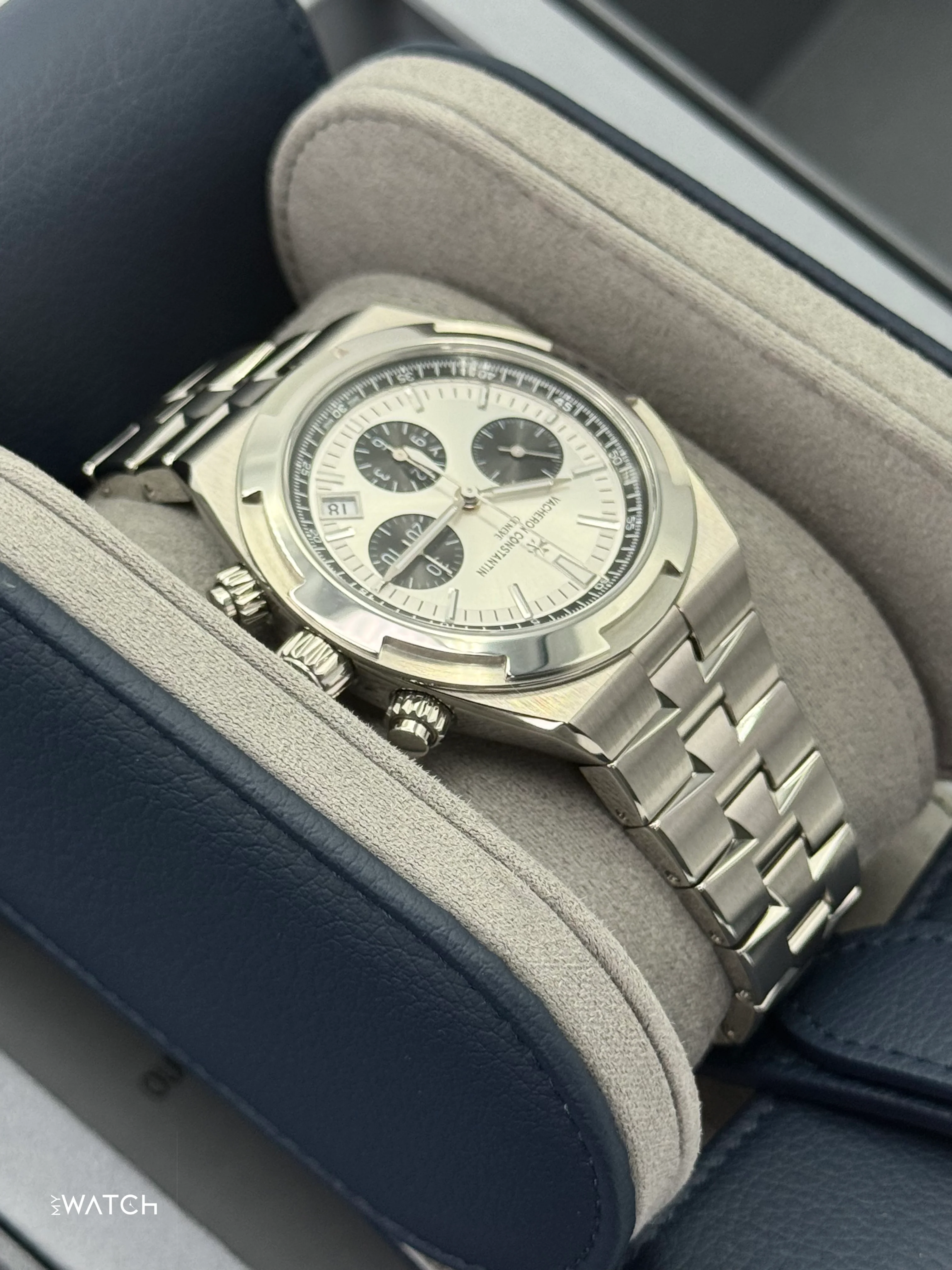 NEW 2025 Vacheron Constantin Overseas 42.5mm 5520V Stainless Steel Silver Dial - Image 6