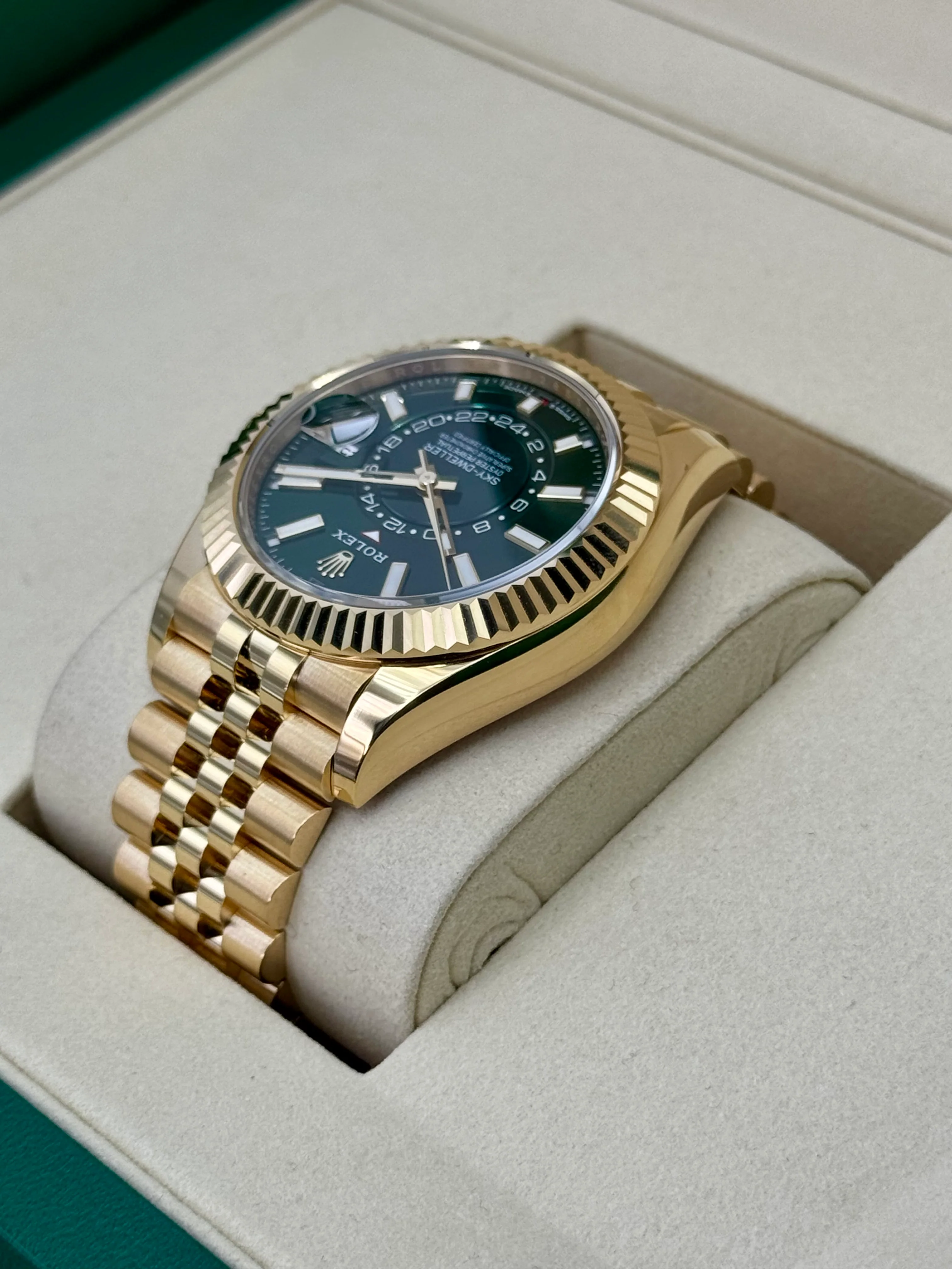 NEW 2026 Rolex Sky-Dweller 42mm 336938 Yellow Gold Jubilee Green Dial - Image 7